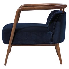 Nussbaum, blauer Samt Modern Essex Armchair