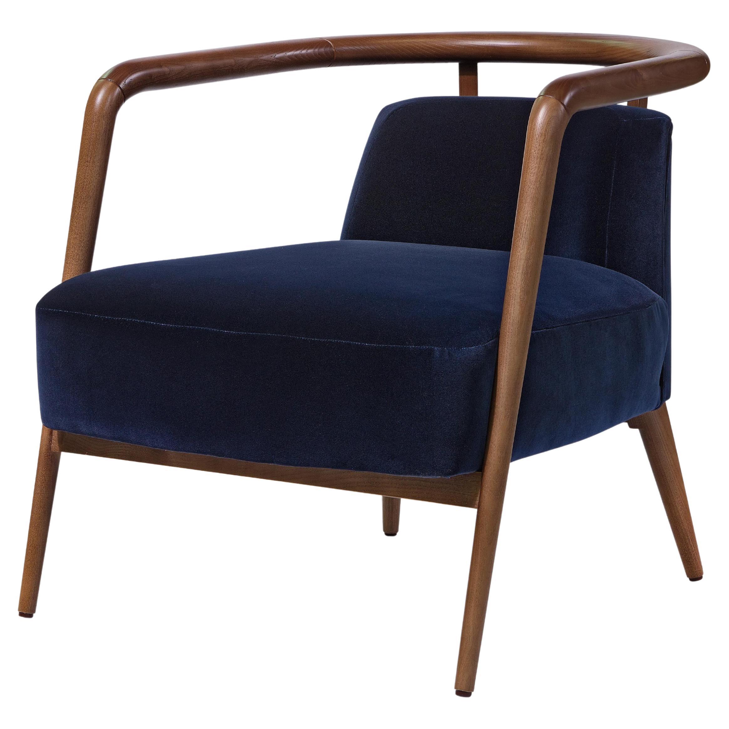 Moderner Essex-Sessel aus Nussbaumholz und blauem Samt