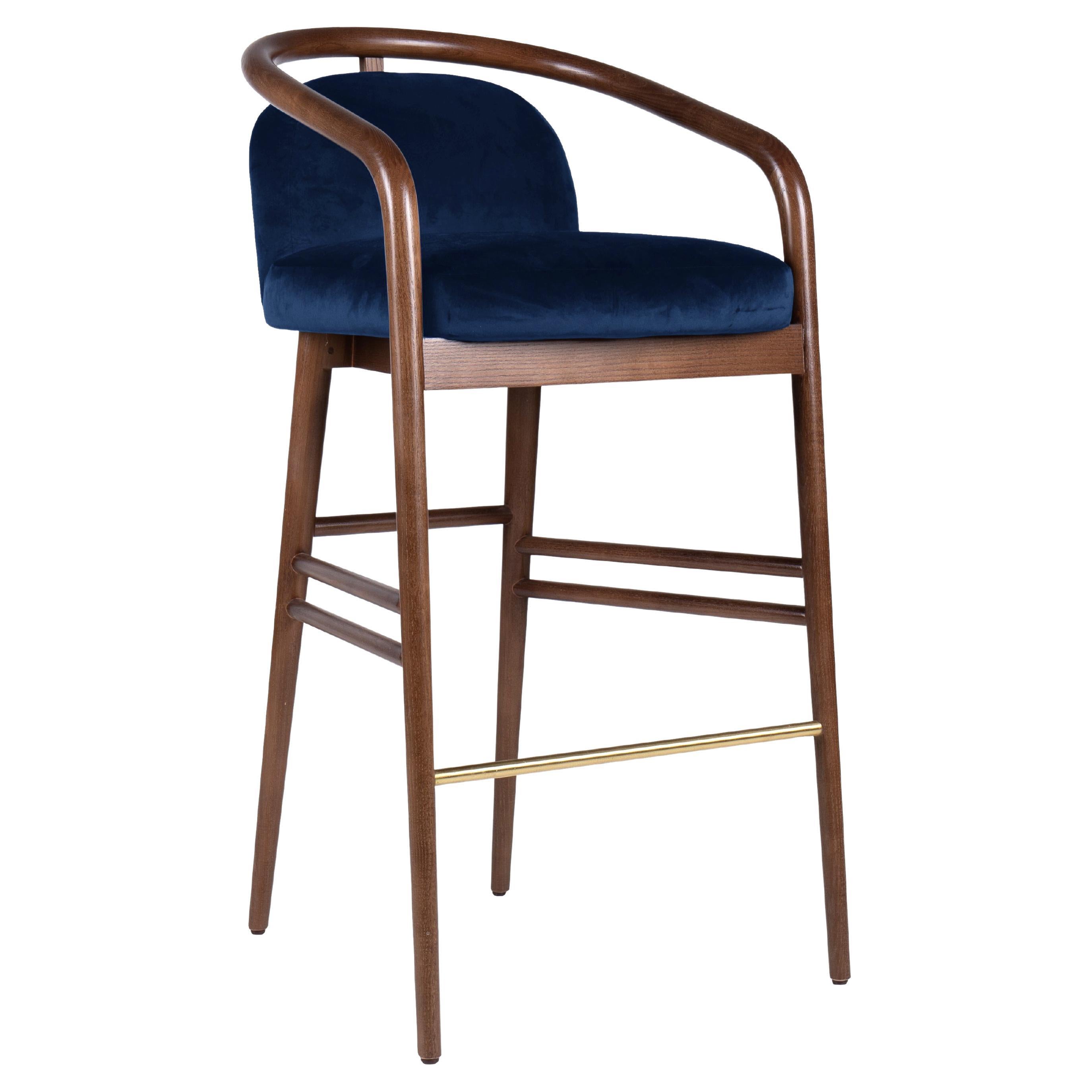 e tabouret de bar moderne Essex en noyer et velours bleu