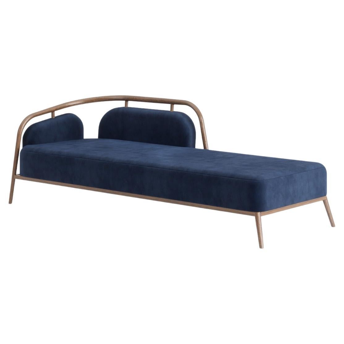 Modernes Essex-Tagesbett aus Nussbaumholz und blauem Samt im Angebot