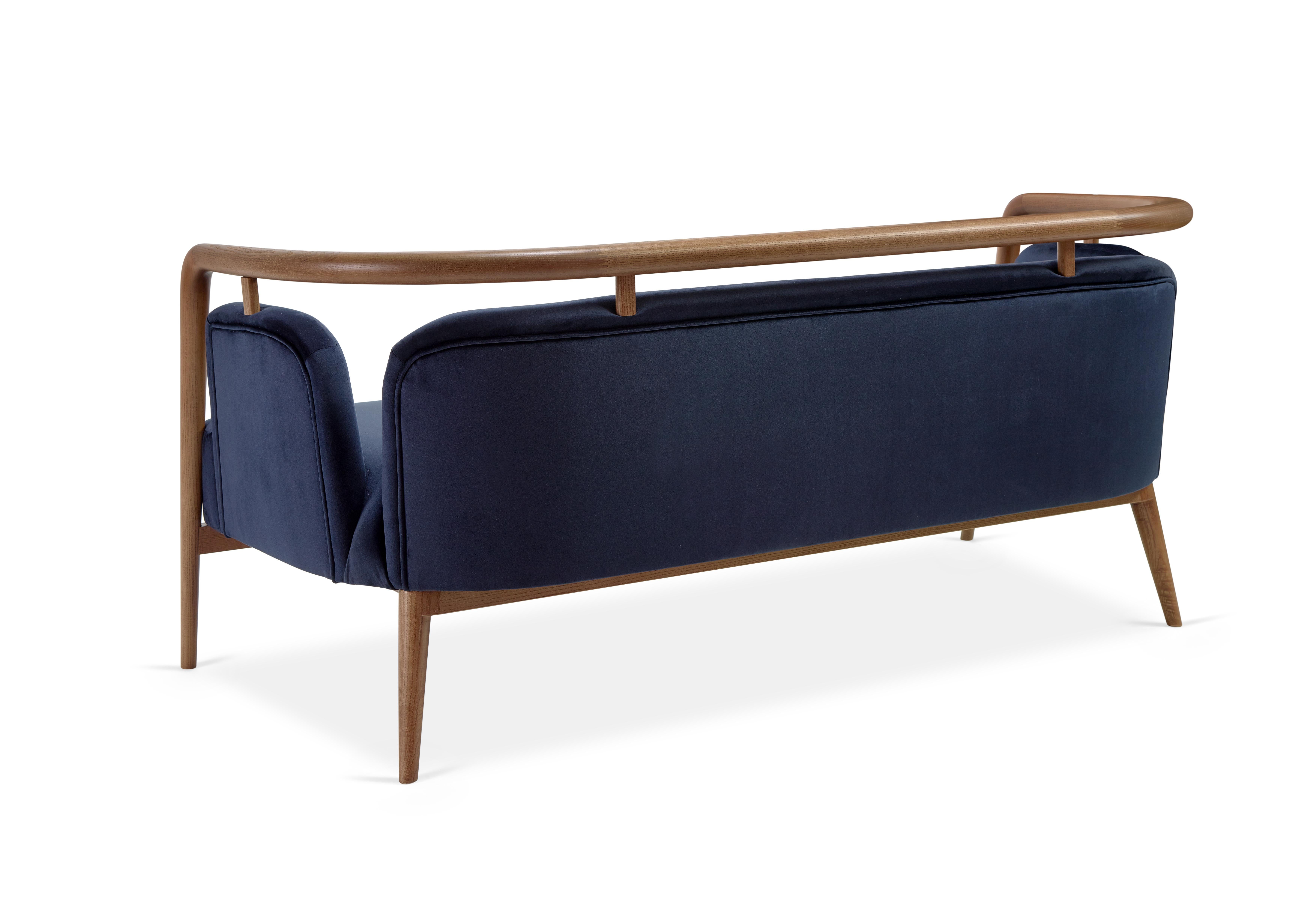 Modernes Essex-Sofa aus Nussbaumholz und blauem Samt (Skandinavische Moderne) im Angebot
