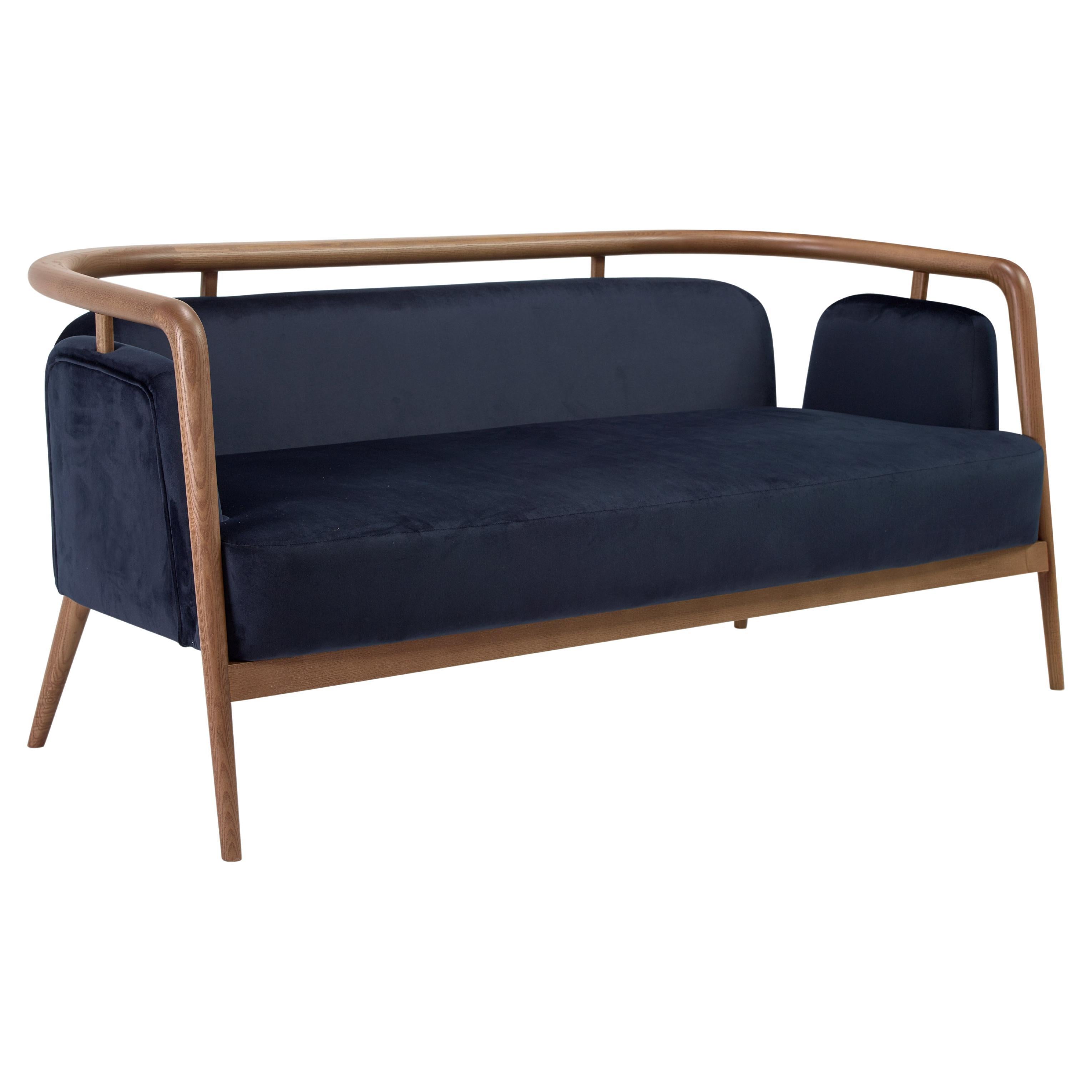 Modernes Essex-Sofa aus Nussbaumholz und blauem Samt im Angebot