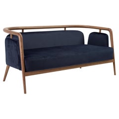 Modernes Essex-Sofa aus Nussbaumholz und blauem Samt