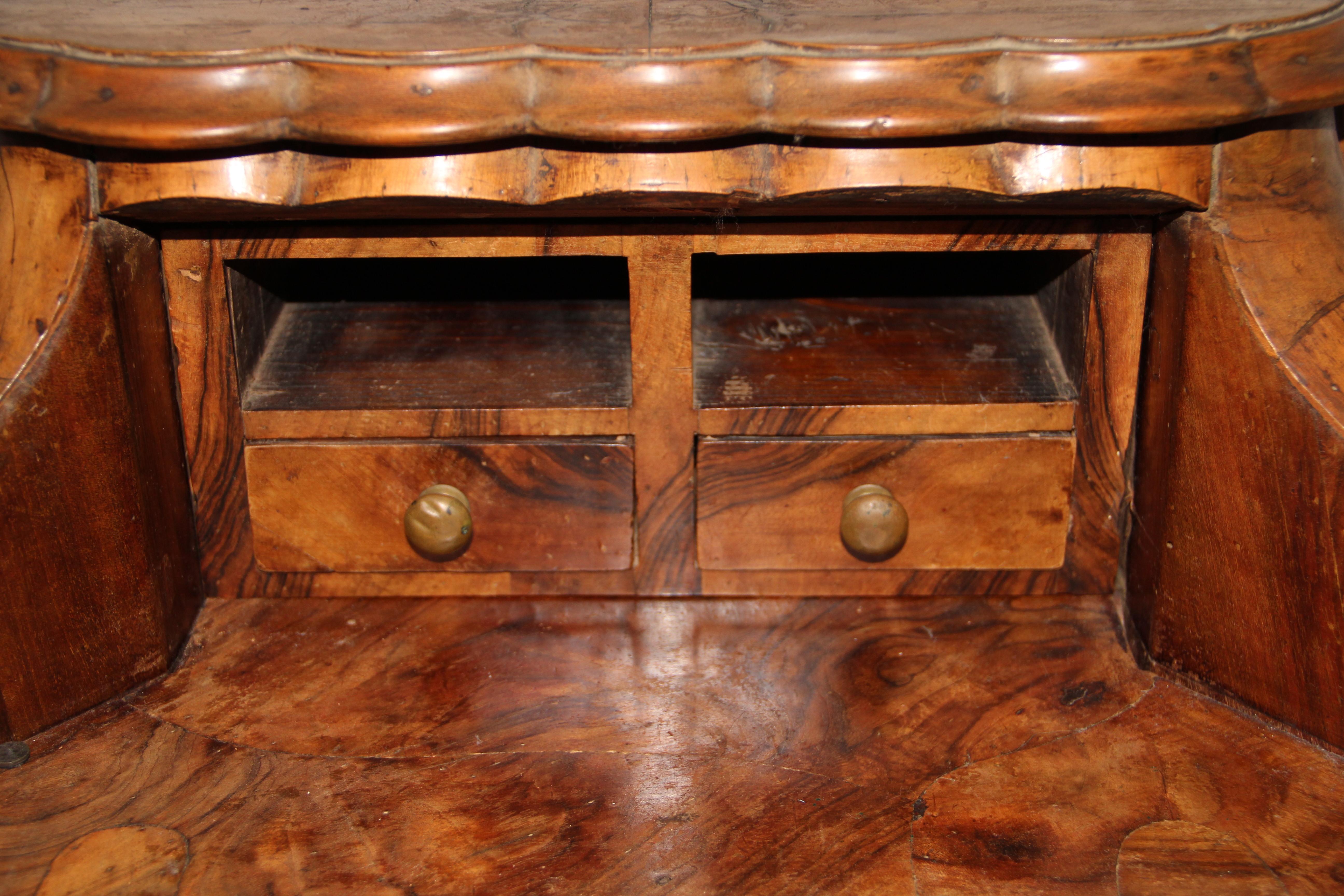 German Walnut Bombé Secretaire Commode, End of the 18th Century For Sale