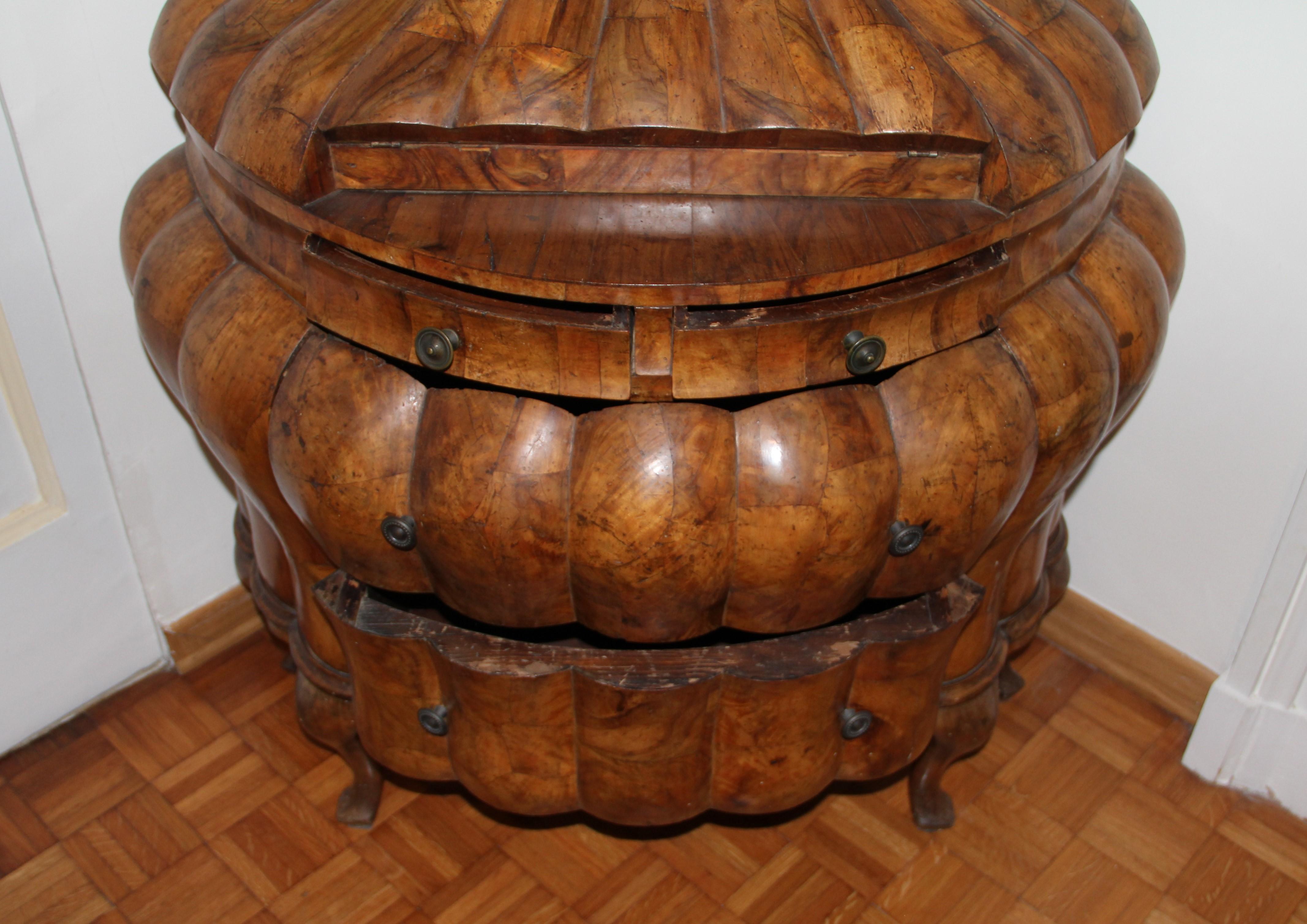 Walnut Bombé Secretaire Commode, End of the 18th Century In Good Condition For Sale In Napoli, IT