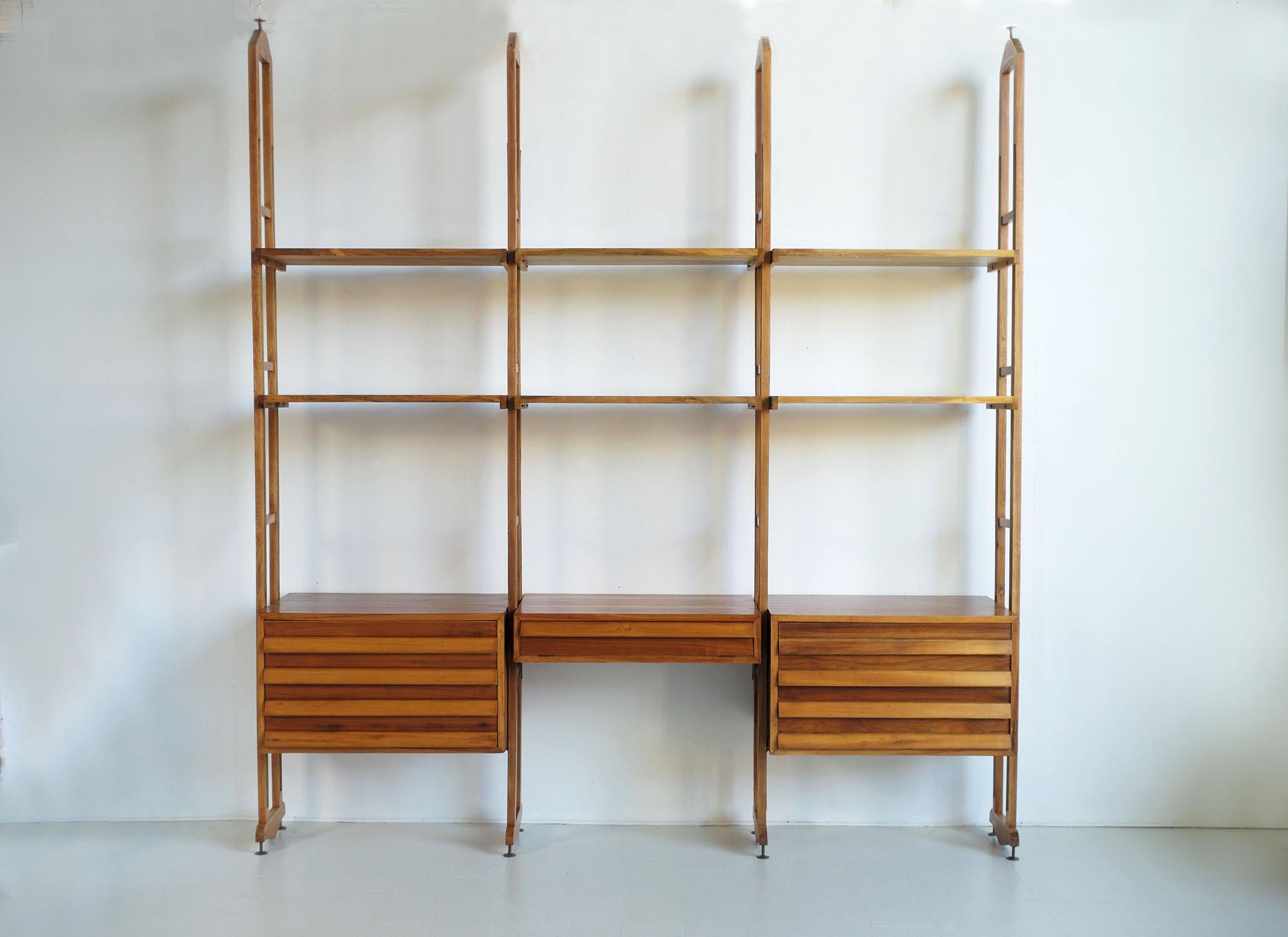 Bücherregal mit 4 Stützen aus Eiche und Nussbaum, Italien 1955. Einziges erhaltenes Exemplar eines Möbelstücks, das für das erste Apartmenthotel Italiens in Ventimiglia entworfen wurde. Messingschienen sind in die Pfosten des Portikus aus blonder