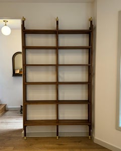 Libreria in noce con ferramenta in ottone