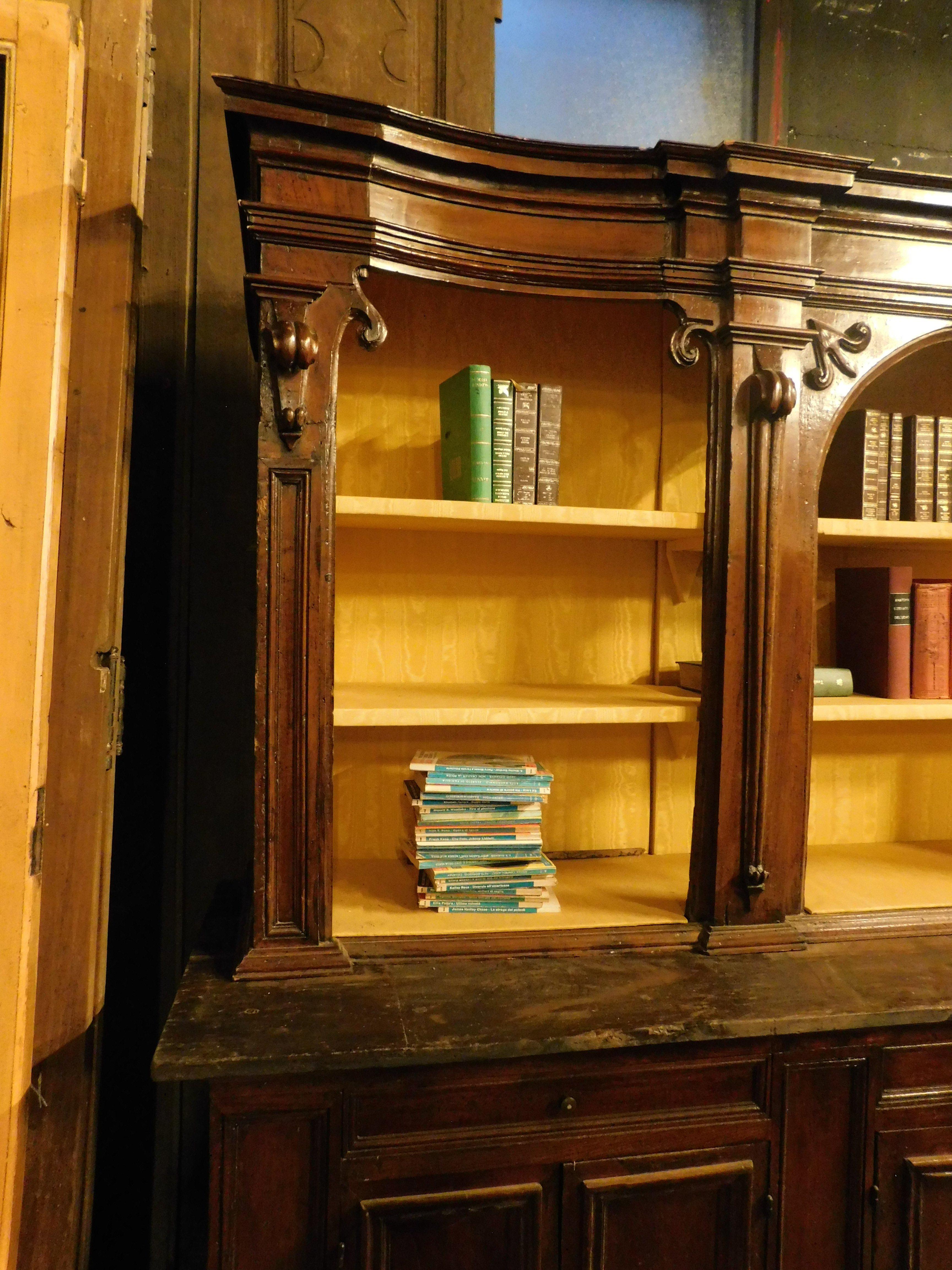 Bücherregal aus Nussbaumholz mit geschnitzten Säulen, Türen und offenen Einlegeböden, Italien im Angebot 3