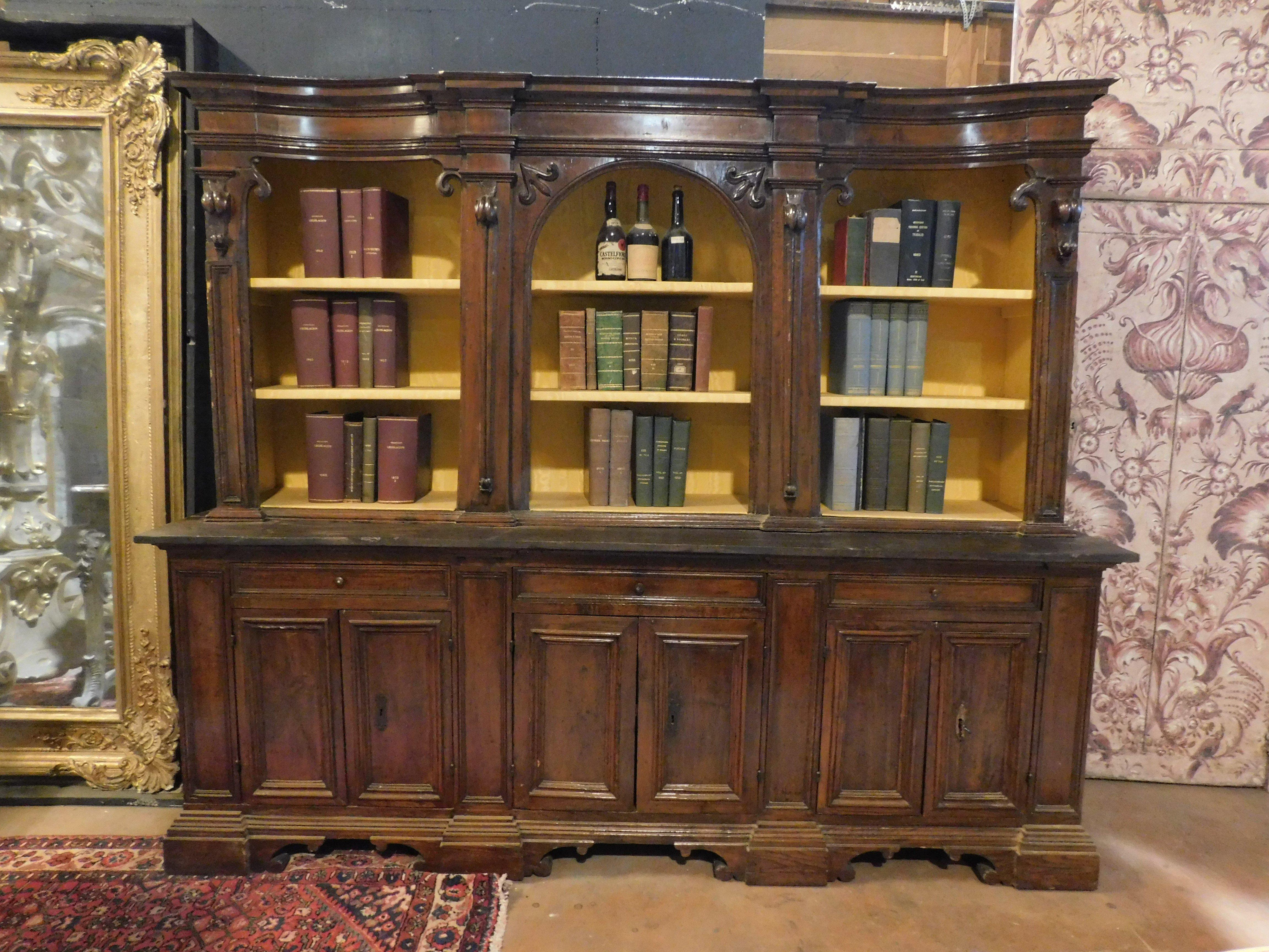 Bücherregal aus Nussbaumholz mit geschnitzten Säulen, Türen und offenen Einlegeböden, Italien im Zustand „Gut“ im Angebot in Cuneo, Italy (CN)