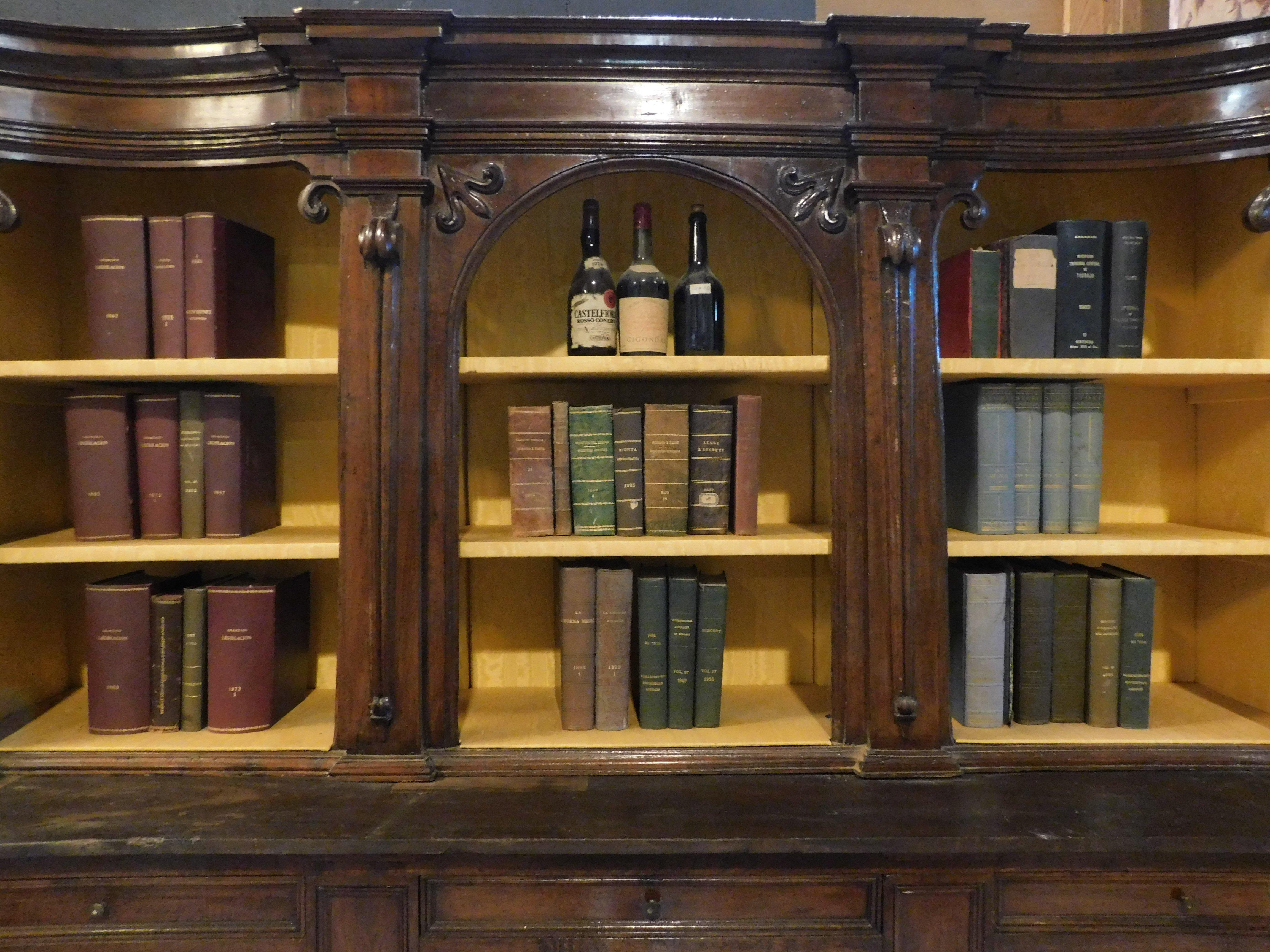 Bücherregal aus Nussbaumholz mit geschnitzten Säulen, Türen und offenen Einlegeböden, Italien (19. Jahrhundert) im Angebot