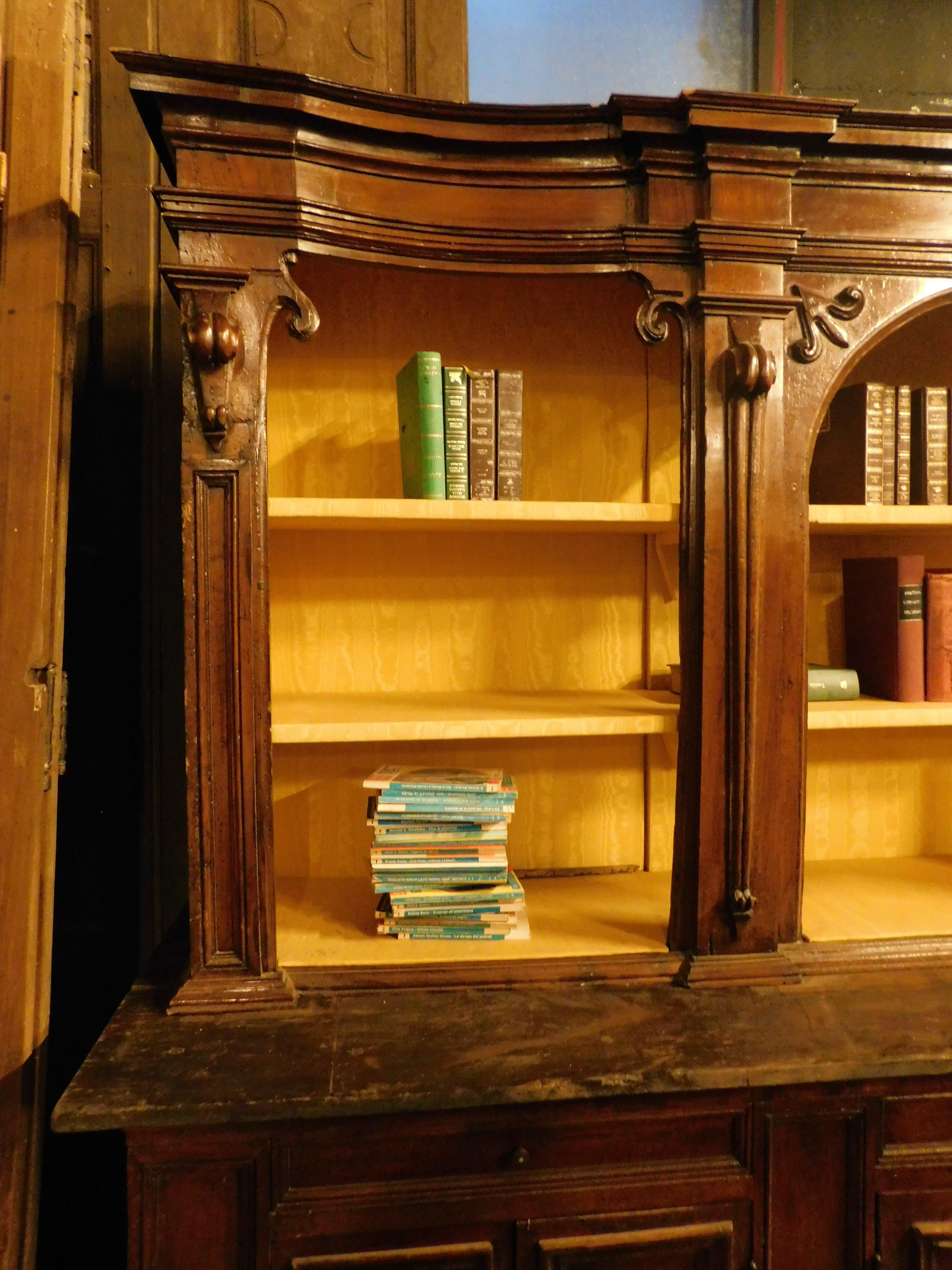 Bücherregal aus Nussbaumholz mit geschnitzten Säulen, Türen und offenen Einlegeböden, Italien im Angebot 1