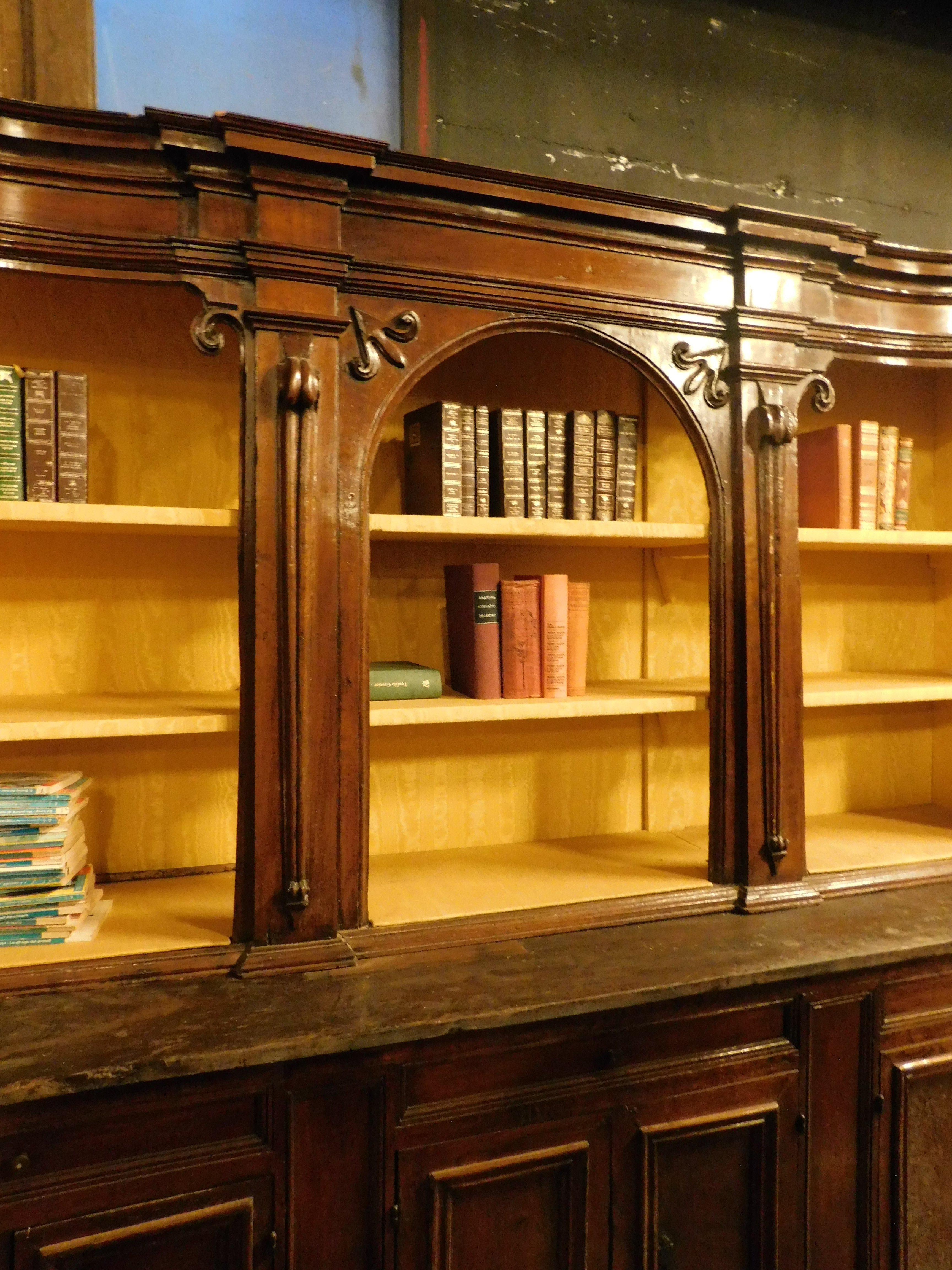 Bücherregal aus Nussbaumholz mit geschnitzten Säulen, Türen und offenen Einlegeböden, Italien im Angebot 2