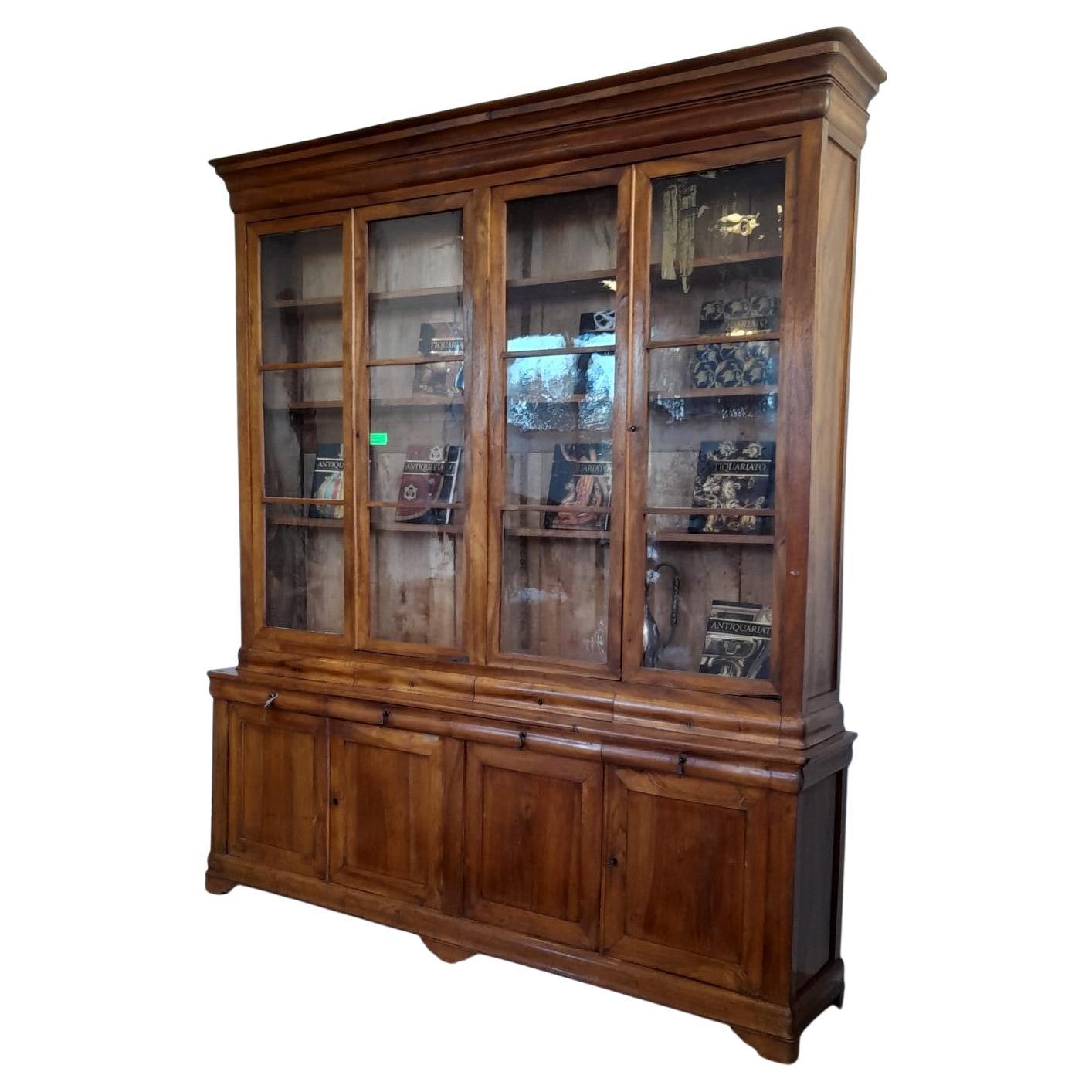 Walnut bookcase with showcase and drawers of the XIXth century
Mid XIXth Century
Nineteenth-century two-body 