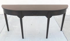 Mesa Consola Bowfront de Nogal, hecha a medida por Petersen Antiques