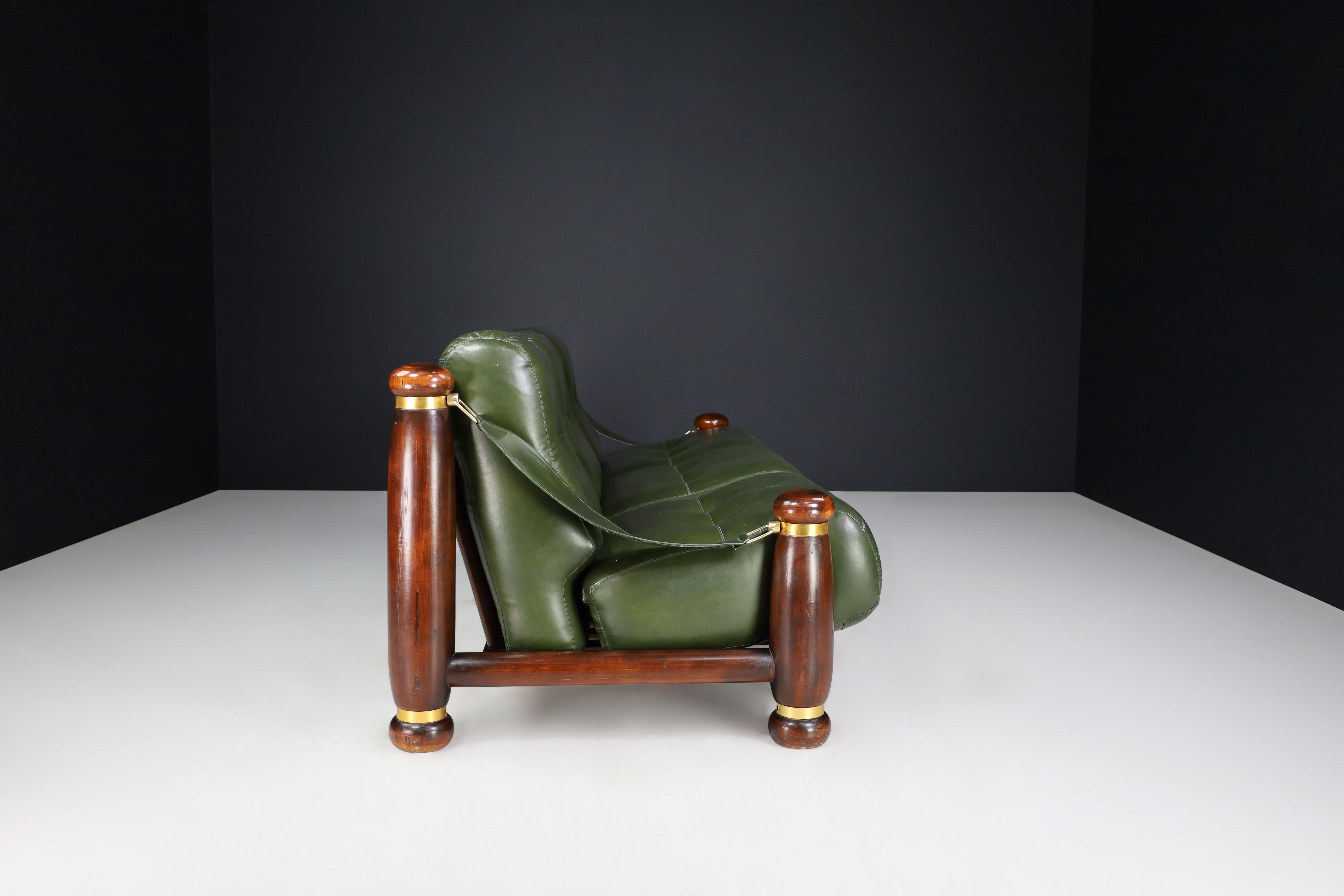 Dreisitziges Sofa aus Nussbaum, Messing und grünem Leder aus Italien, 1960er Jahre im Angebot 4