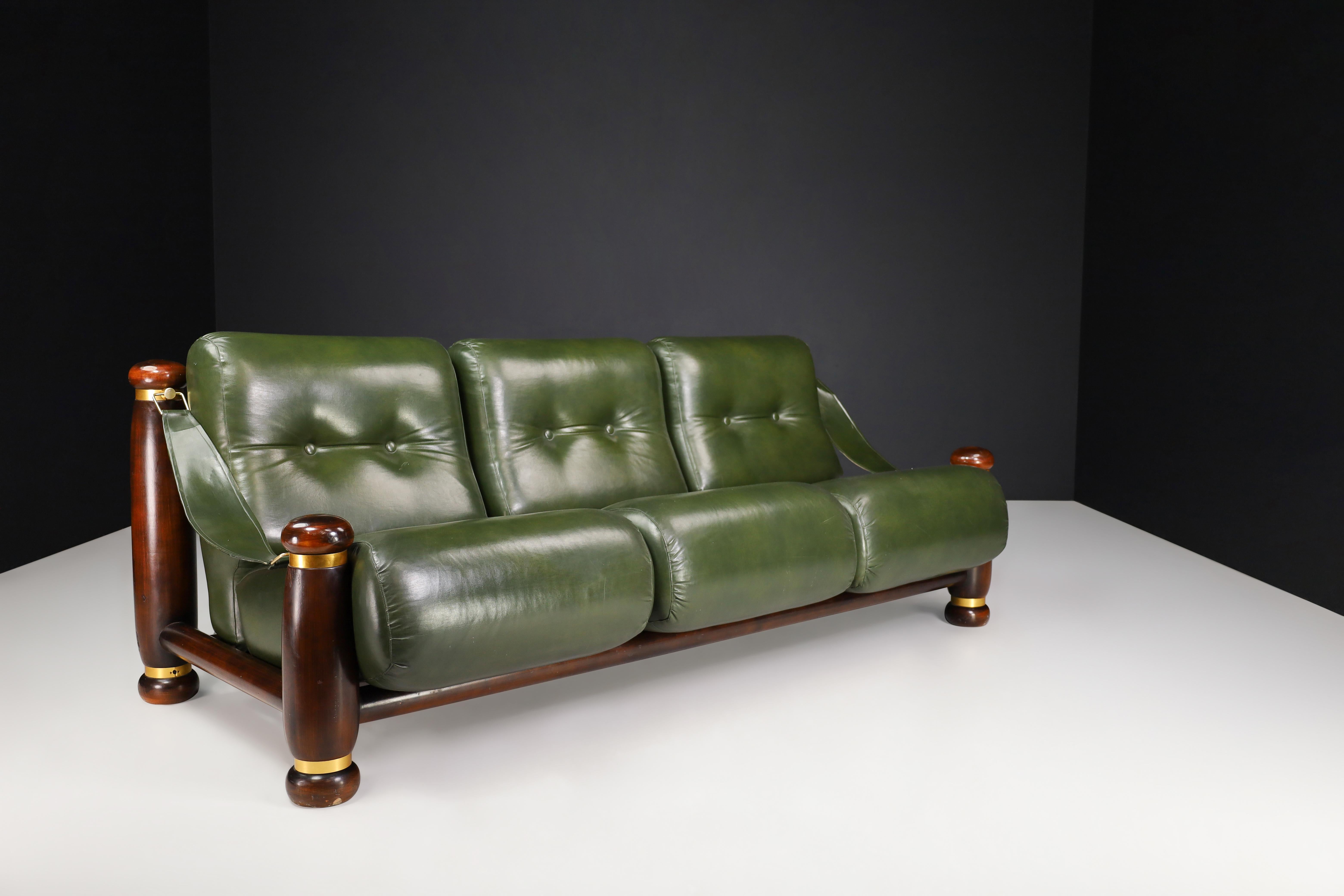 Dreisitziges Sofa aus Nussbaum, Messing und grünem Leder aus Italien, 1960er Jahre (Moderne der Mitte des Jahrhunderts) im Angebot
