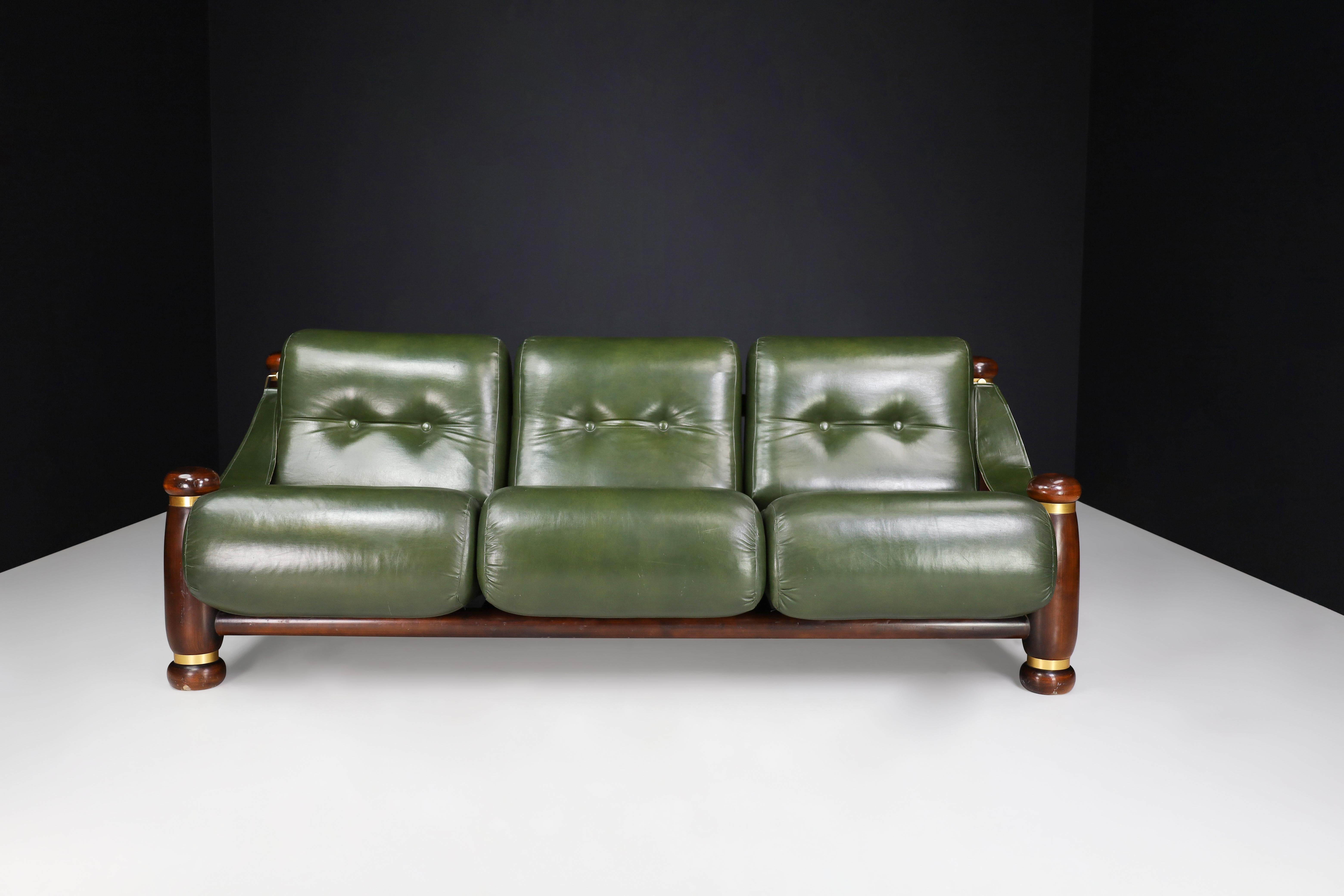 Dreisitziges Sofa aus Nussbaum, Messing und grünem Leder aus Italien, 1960er Jahre (Italienisch) im Angebot