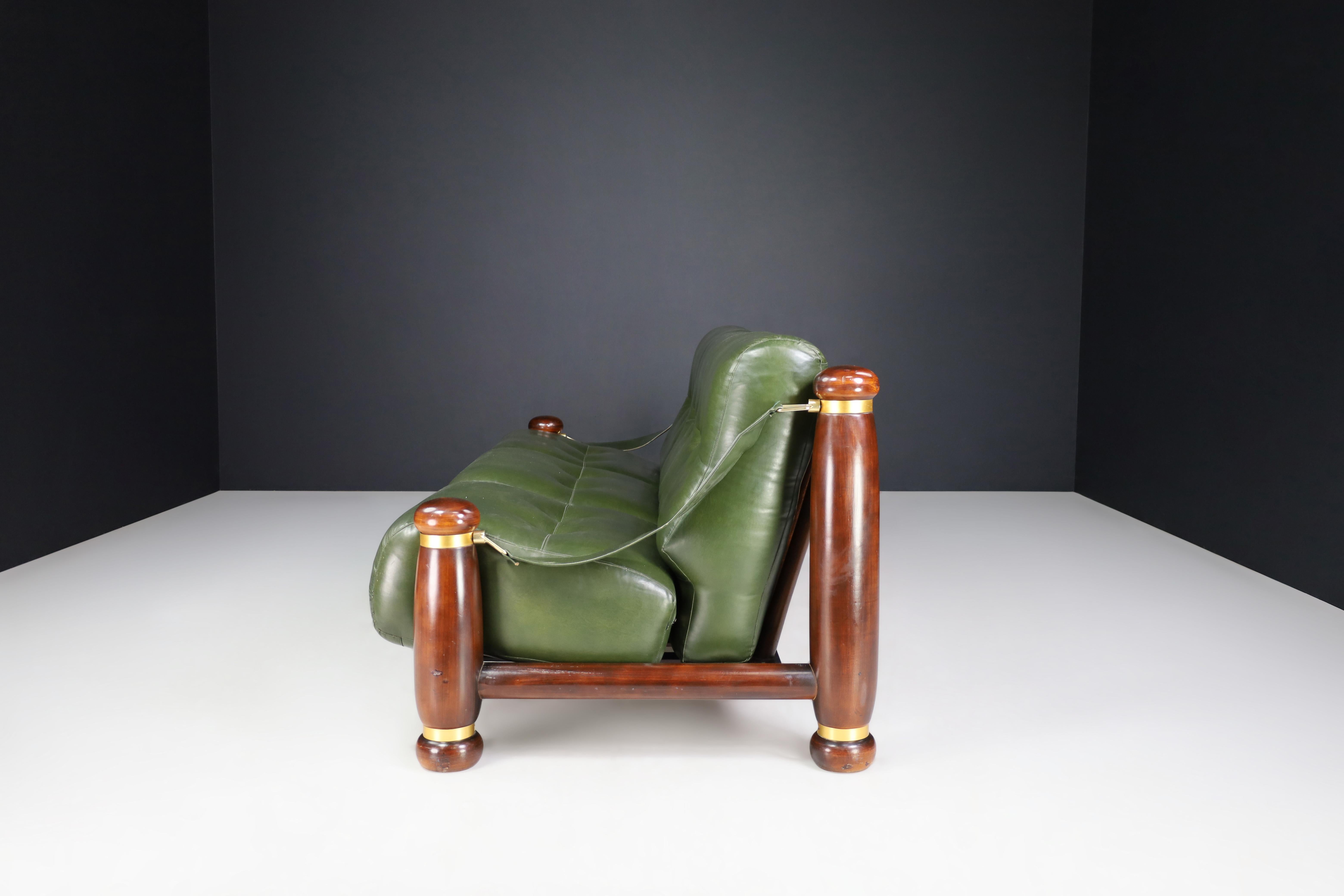Dreisitziges Sofa aus Nussbaum, Messing und grünem Leder aus Italien, 1960er Jahre (20. Jahrhundert) im Angebot