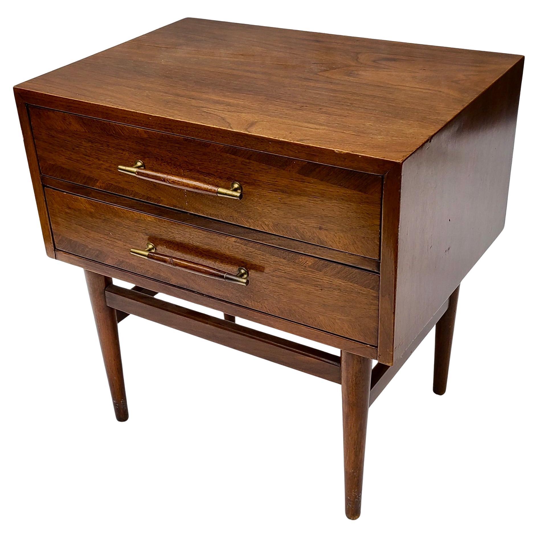 Table de nuit en noyer et laiton par Merton Gershun pour American of Martinsville Dania en vente 5