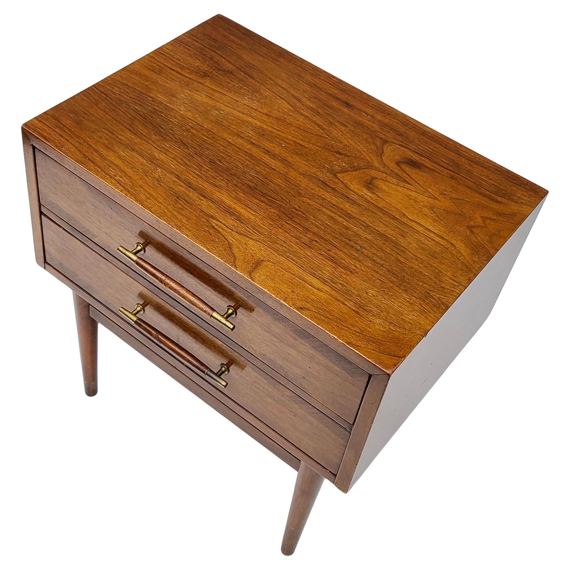 Table de nuit en noyer et laiton par Merton Gershun pour American of Martinsville Dania Bon état - En vente à Fraser, MI