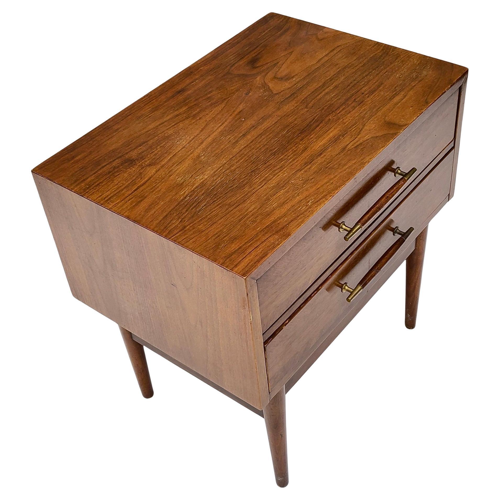 Milieu du XXe siècle Table de nuit en noyer et laiton par Merton Gershun pour American of Martinsville Dania en vente