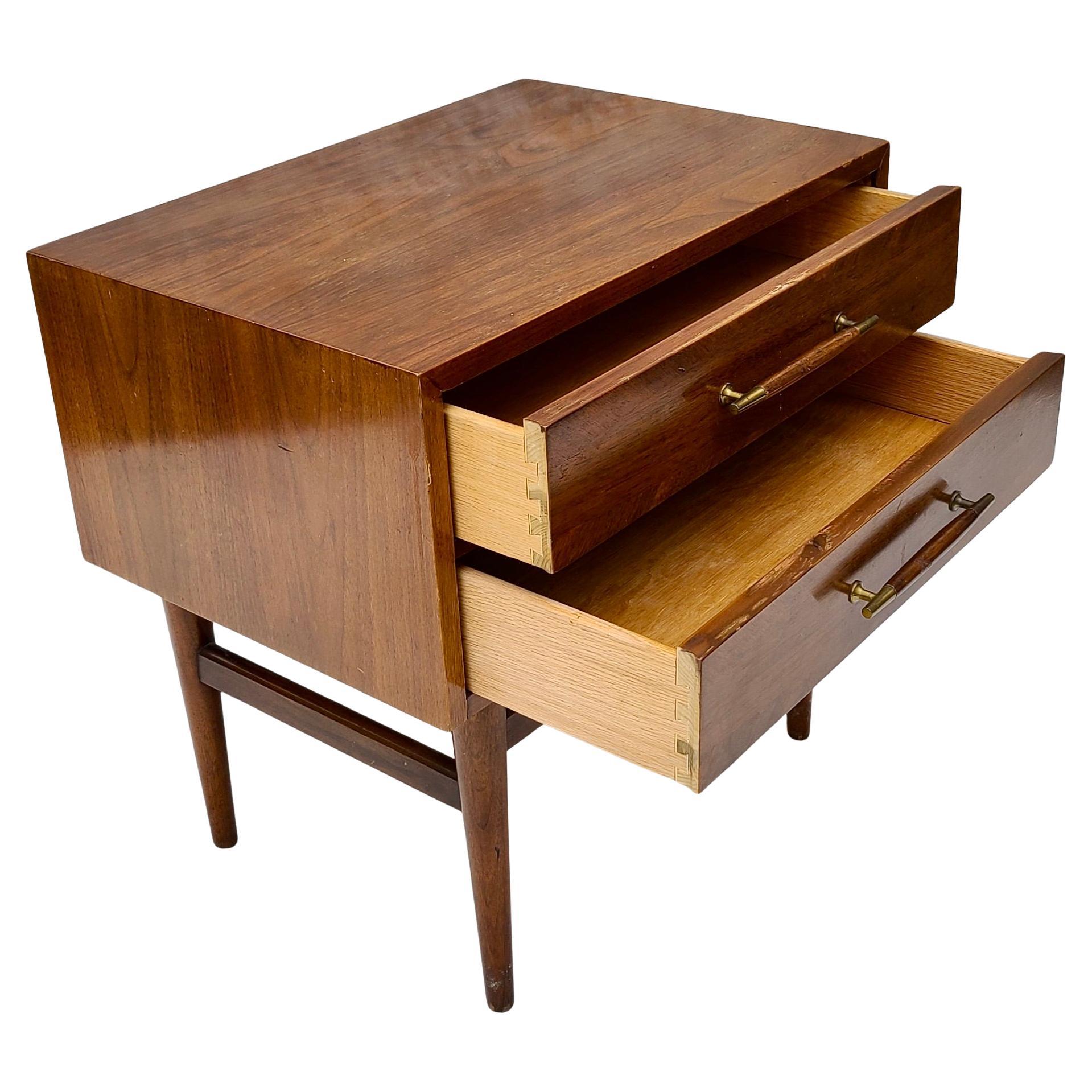 Laiton Table de nuit en noyer et laiton par Merton Gershun pour American of Martinsville Dania en vente