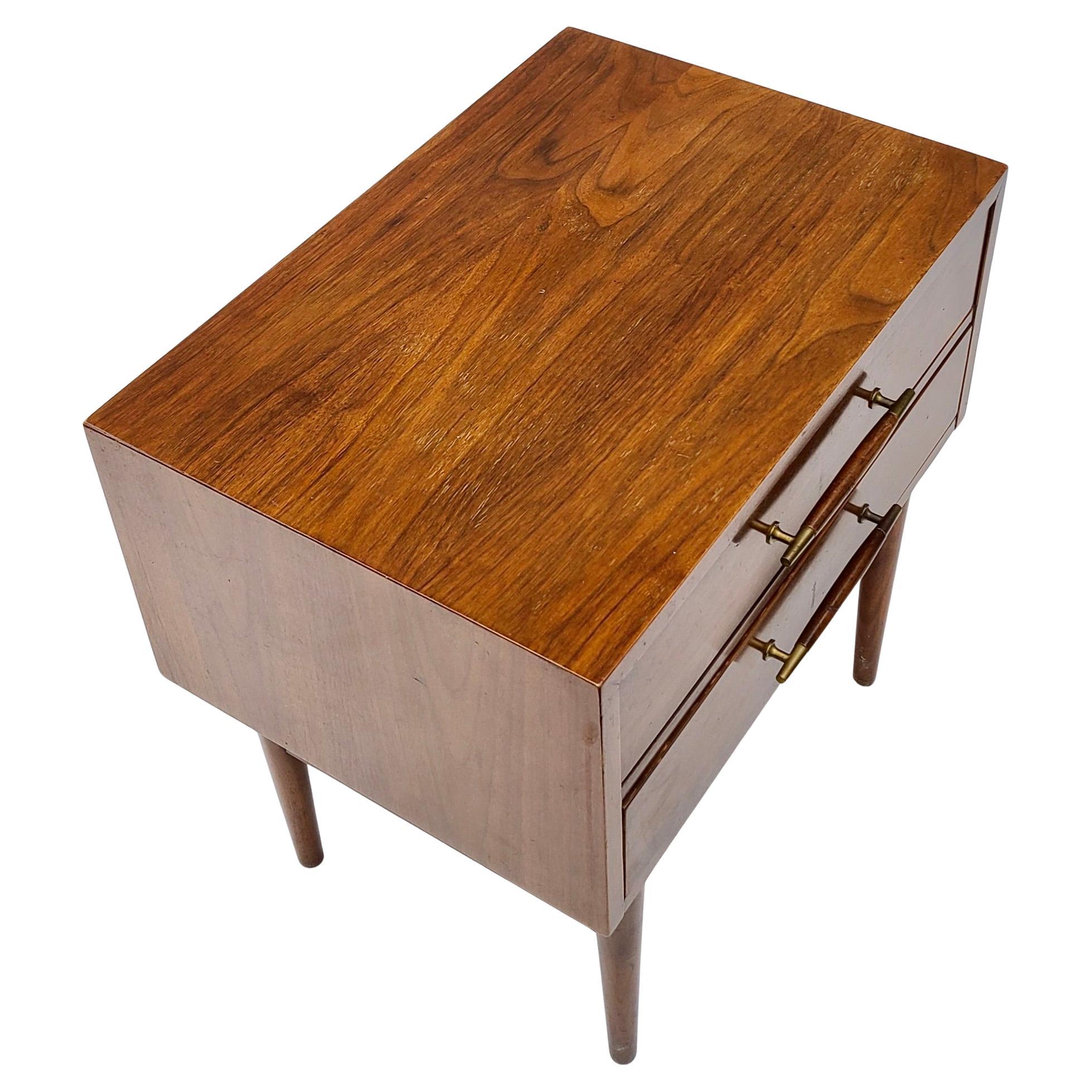 Table de nuit en noyer et laiton par Merton Gershun pour American of Martinsville Dania en vente 1