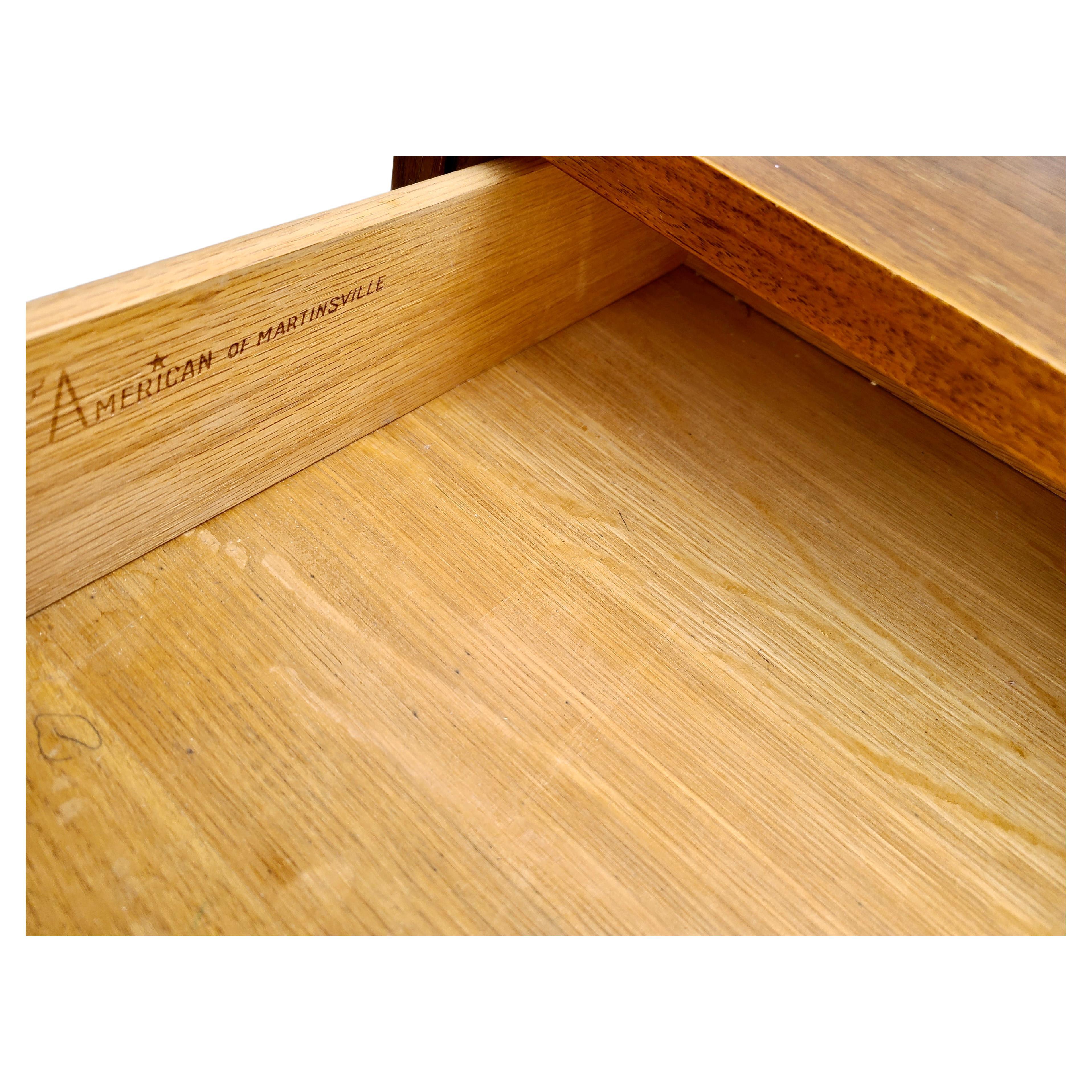Table de nuit en noyer et laiton par Merton Gershun pour American of Martinsville Dania en vente 2