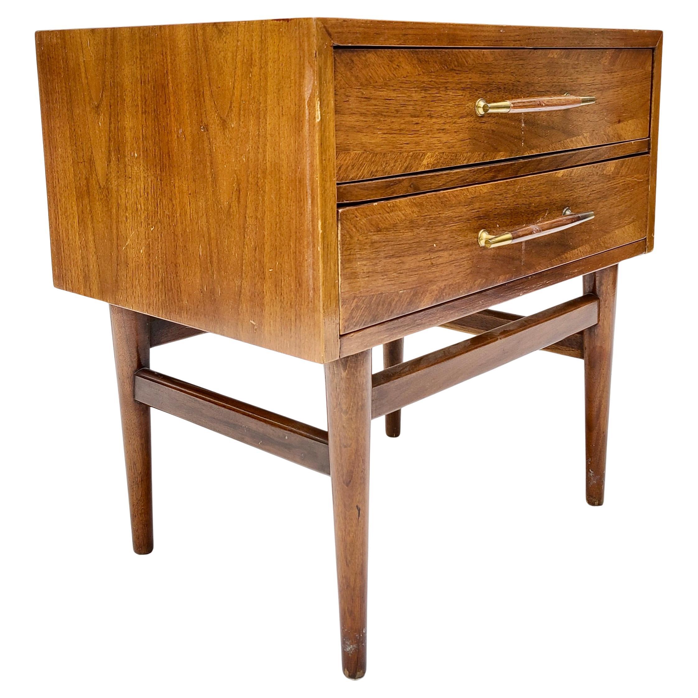 Table de nuit en noyer et laiton par Merton Gershun pour American of Martinsville Dania en vente 3