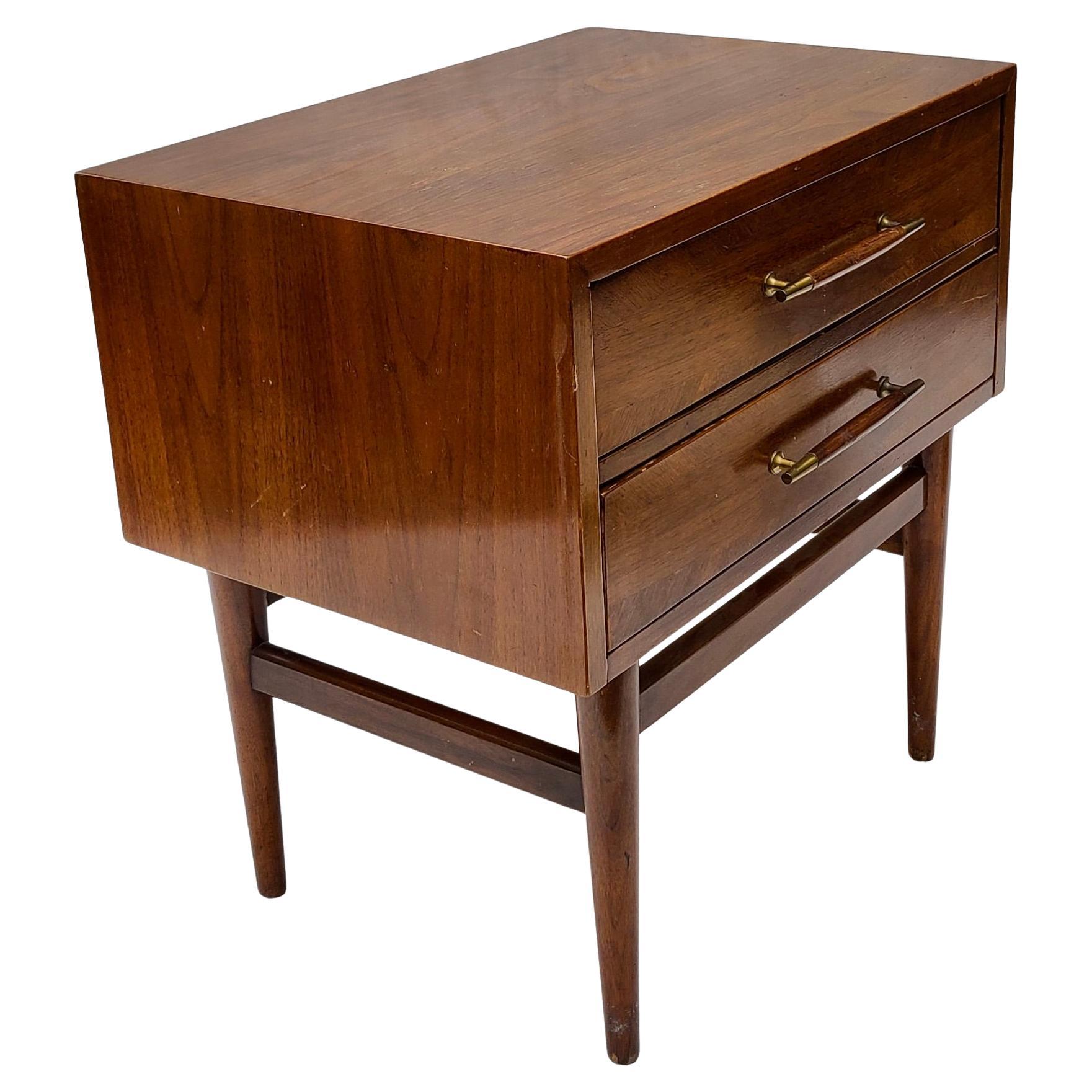 Table de nuit en noyer et laiton par Merton Gershun pour American of Martinsville Dania en vente 4