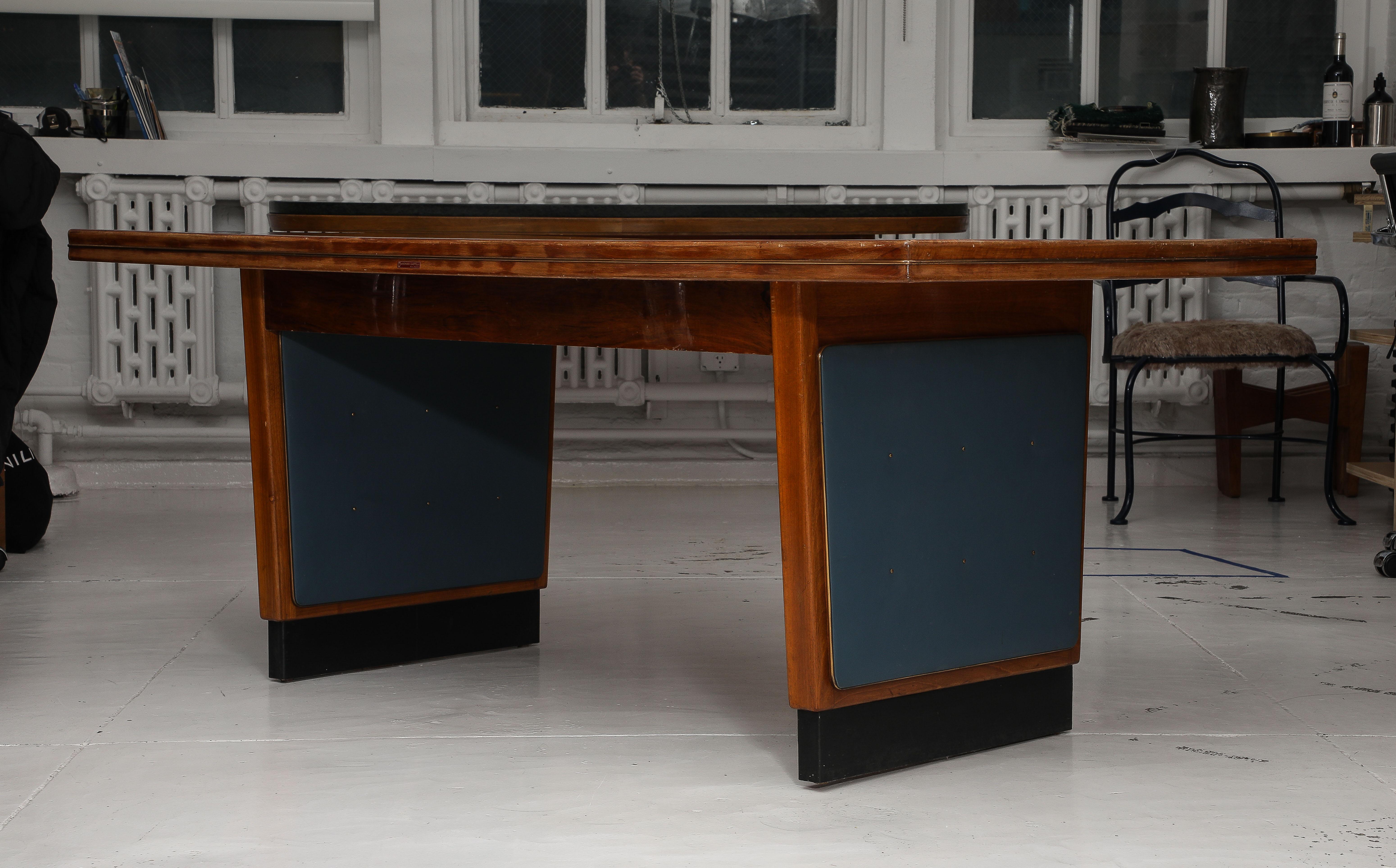 Esstisch aus Nussbaum, Messing, Vinyl und lackiertem Holz, Italien 1950er Jahre im Angebot 4