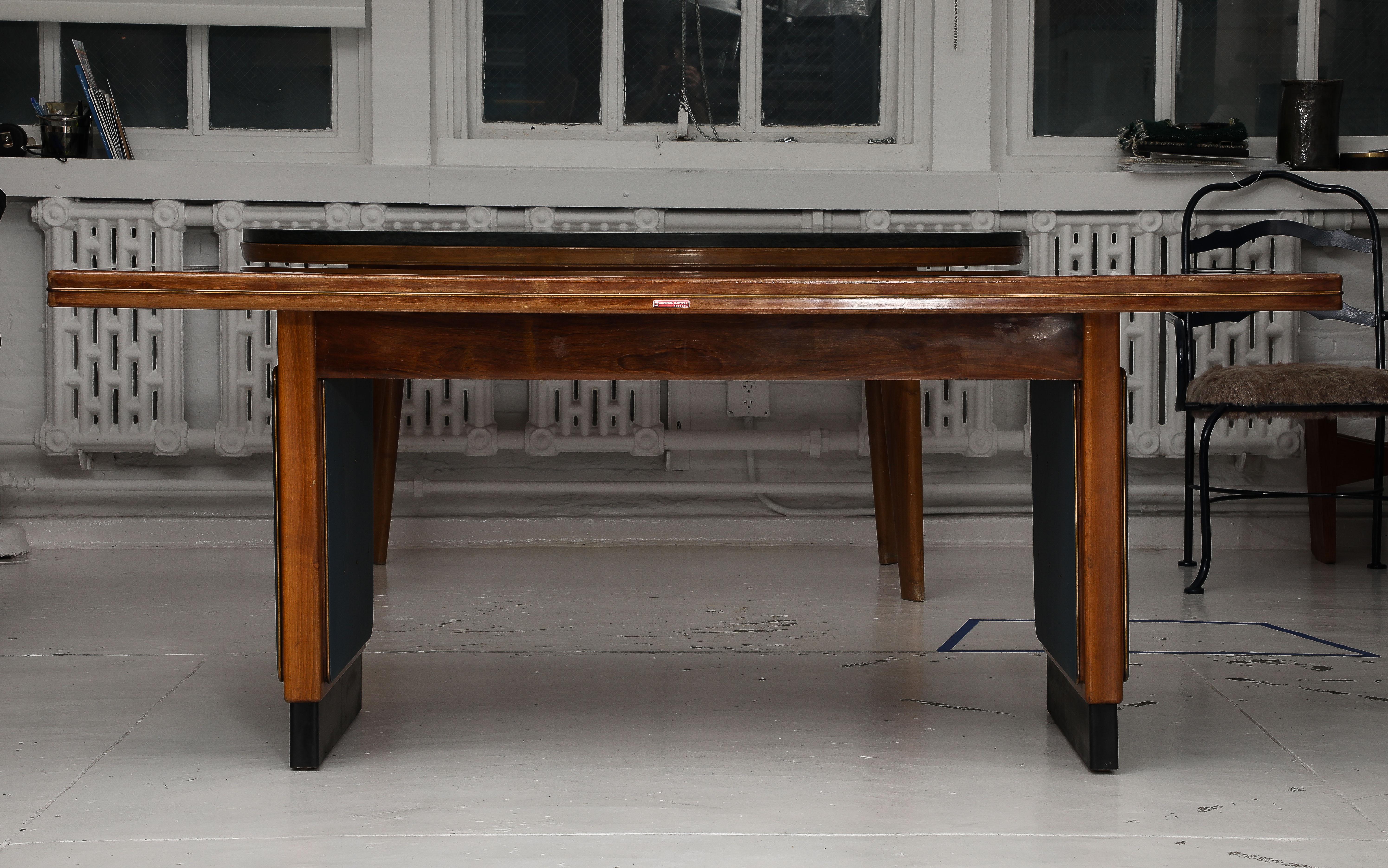 Esstisch aus Nussbaum, Messing, Vinyl und lackiertem Holz, Italien 1950er Jahre im Angebot 6