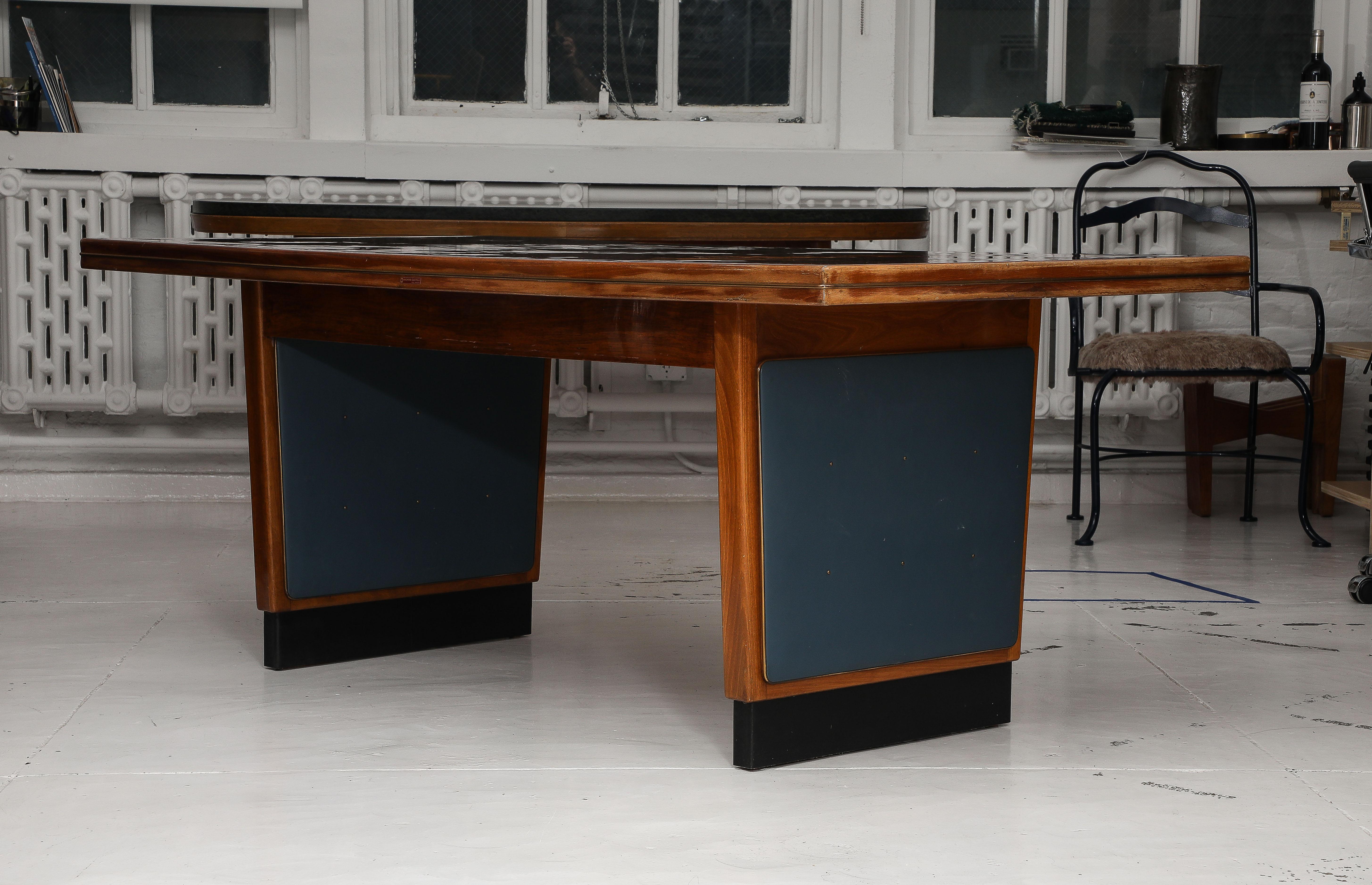 Esstisch aus Nussbaum, Messing, Vinyl und lackiertem Holz, Italien 1950er Jahre im Angebot 9