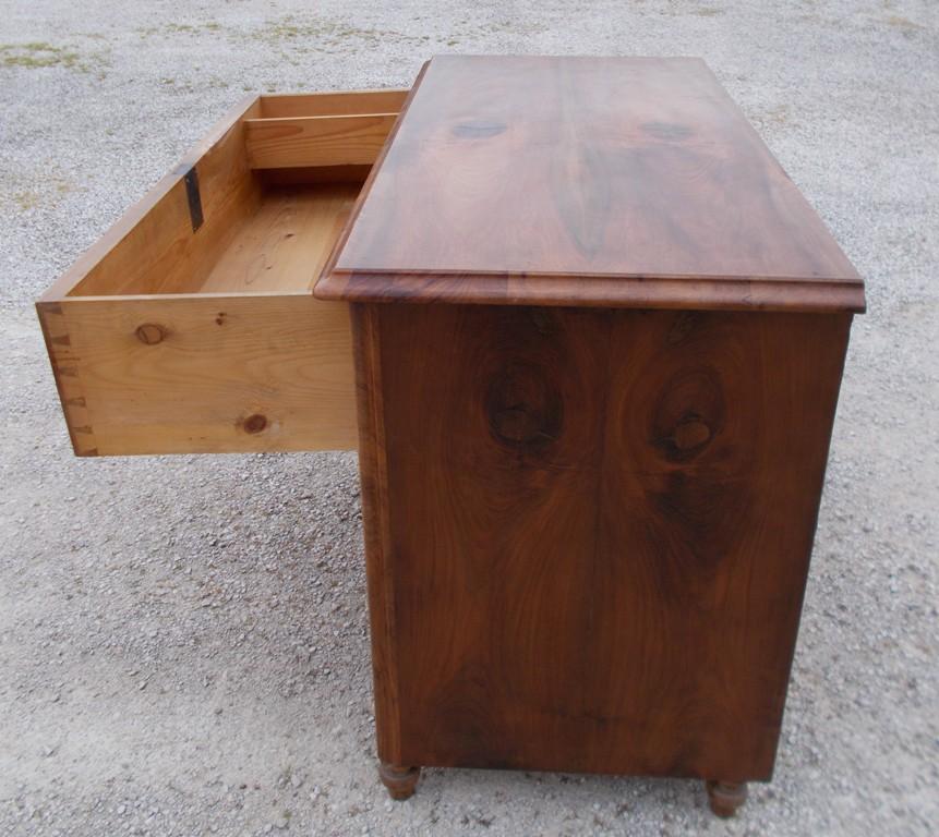 Walnut Briar Chest of Drawer
End of the 19th century
Restored with conservative method
Origin Veneto / Lombard.


