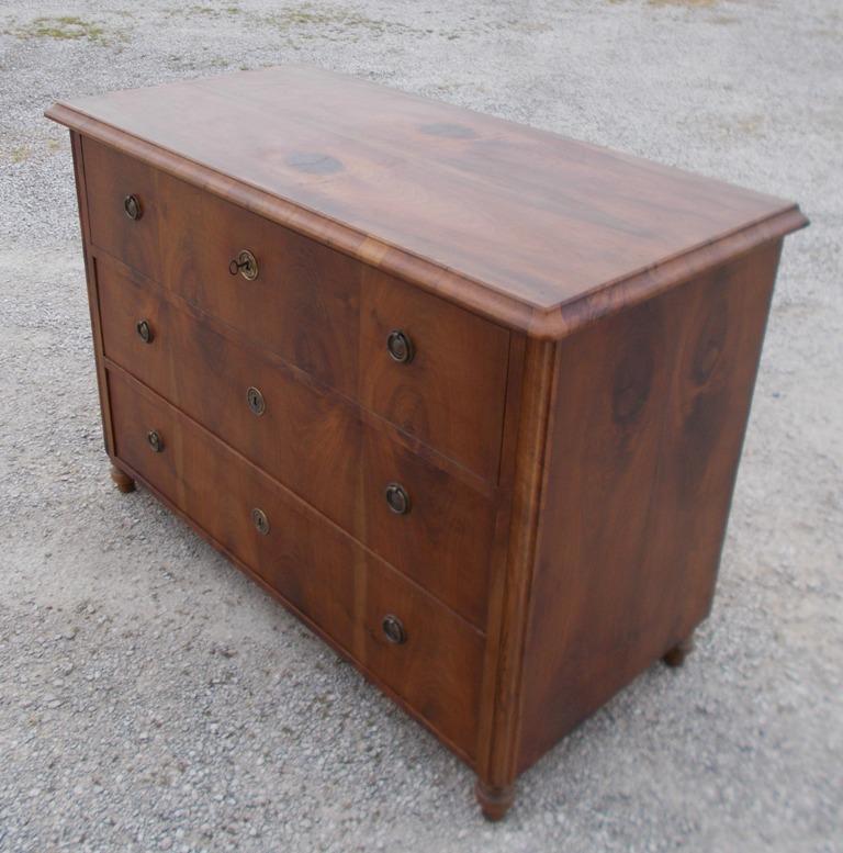 Italian Walnut Briar Chest of Drawer, End of the 19th Century For Sale