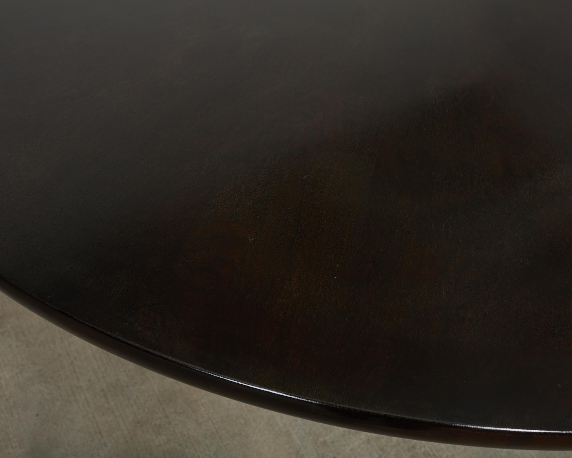 Table de salle à manger à piédestal en fer bronzé noyer par Troscan en vente 2