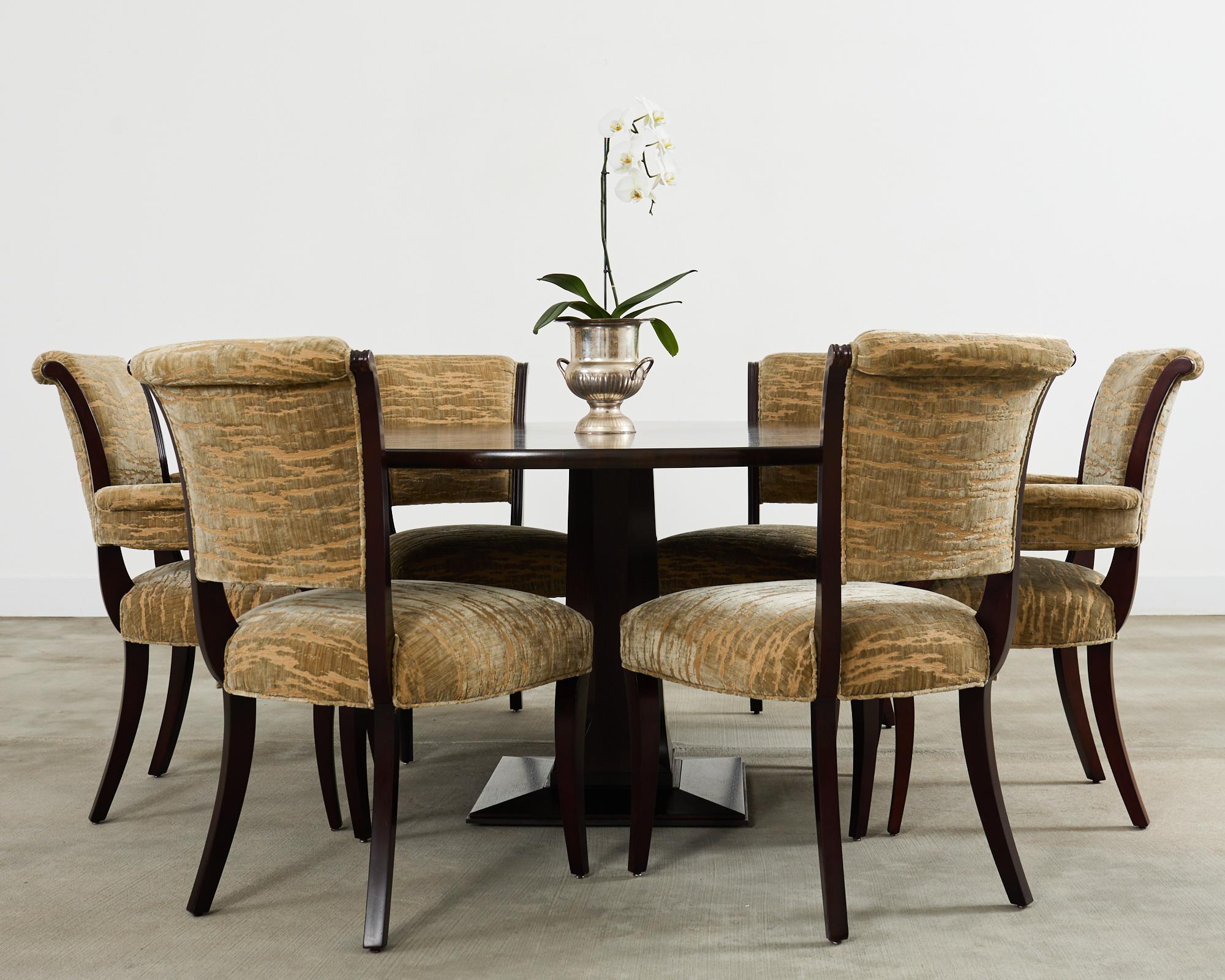 Grande table de salle à manger sculpturale à piédestal rond conçue pour Troscan Design/One Chicago, Illinois. La table est dotée d'un plateau rond de 1,25 pouce d'épaisseur avec un placage en noyer rayonnant. Le plateau est soutenu par une base