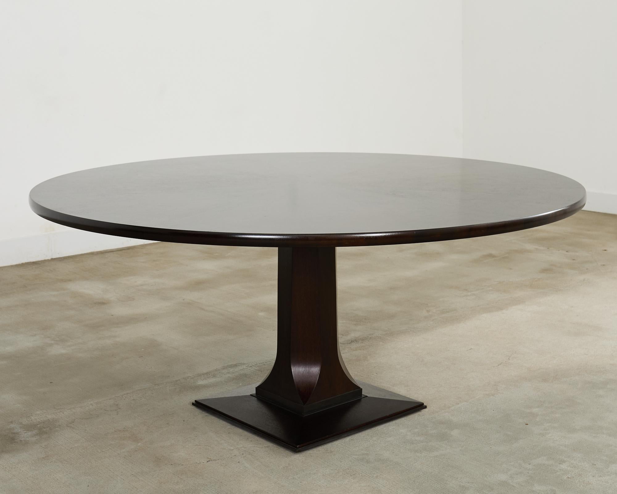 Moderne Table de salle à manger à piédestal en fer bronzé noyer par Troscan en vente