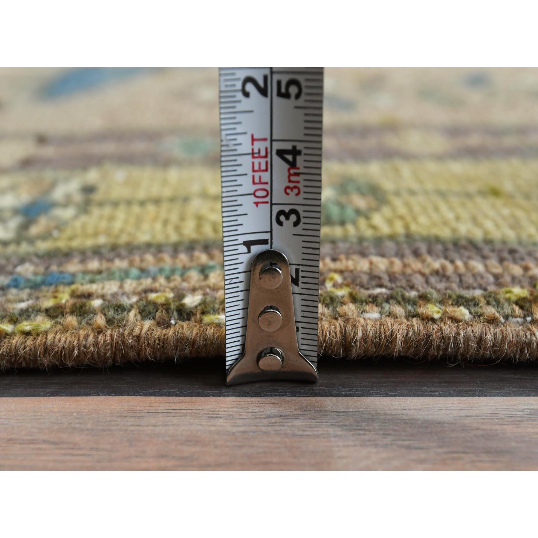Tapis de couloir persan large Abrash en noyer brun, nord-ouest, noué à la main, en laine usée Bon état - En vente à Carlstadt, NJ
