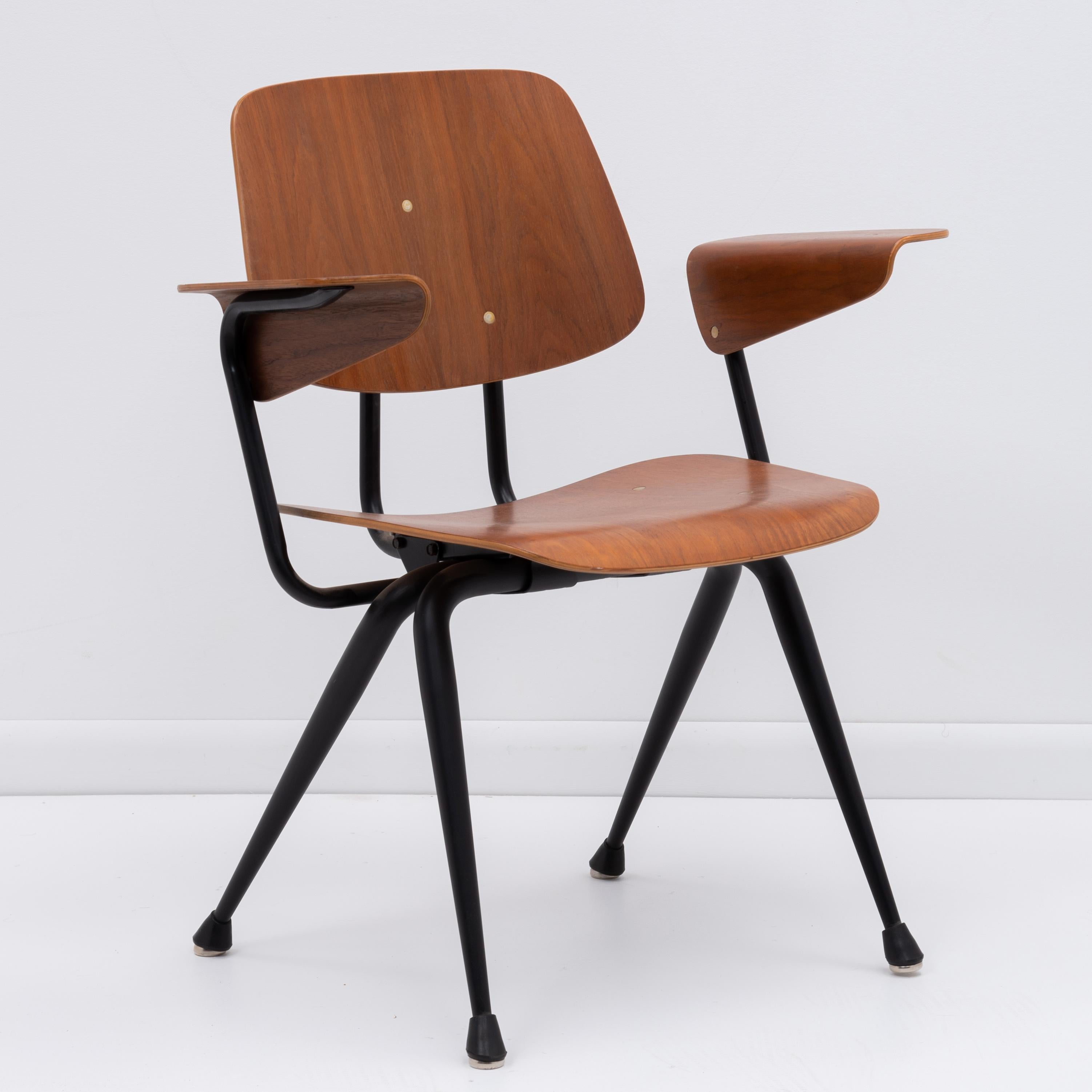 Ein wunderschönes Set aus vier Mid-Century-Sesseln aus Nussbaumholz von Brunswick, die nach den ikonischen Entwürfen von Charles und Ray Eames und dem französischen Designer Jean Prouvé gestaltet sind. 

Obwohl Brunswick für Schul- und