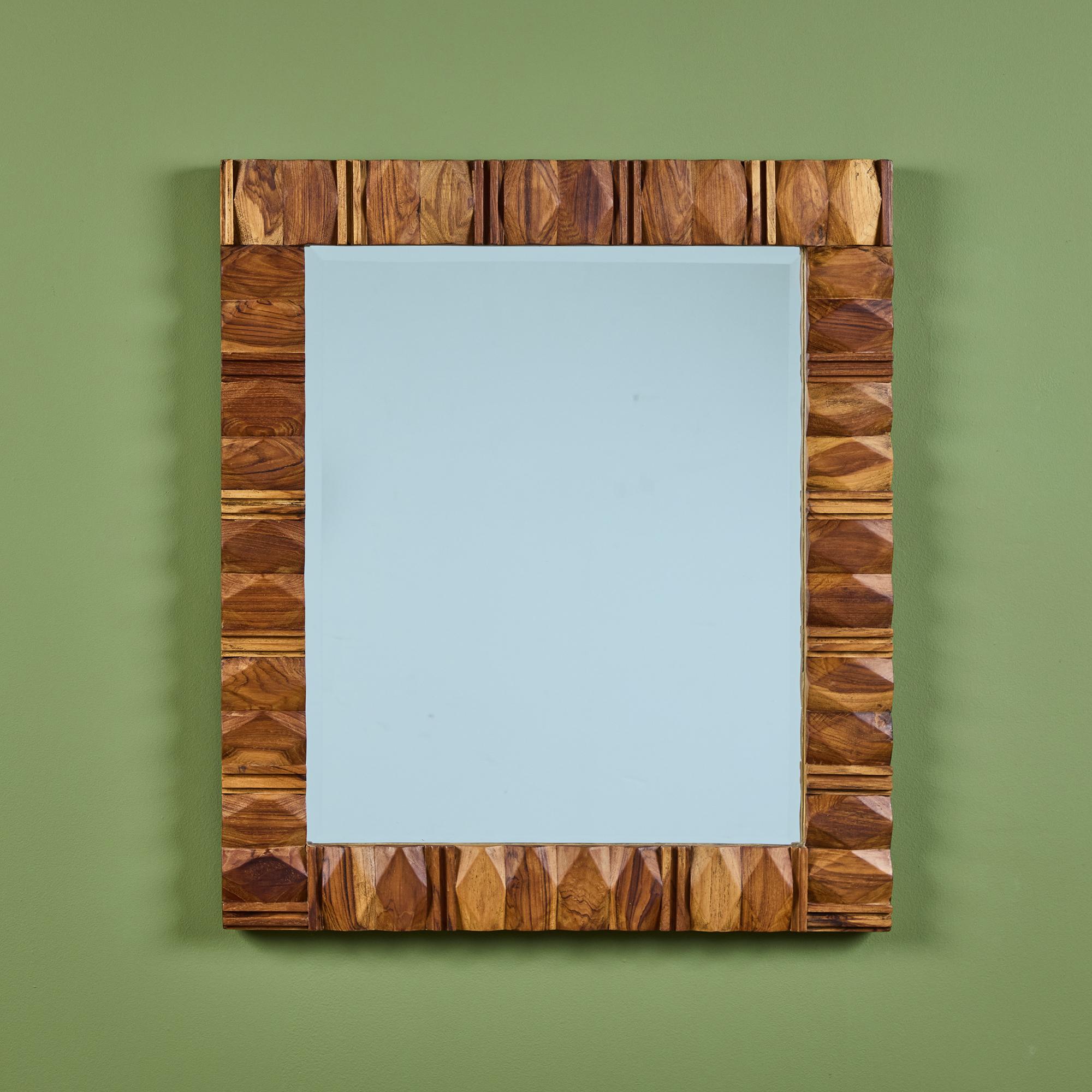 Espejo de pared rectangular con marco de nogal tallado y diseño geométrico variado. Listo para ser colgado tanto vertical como horizontalmente.

Dimensiones
27