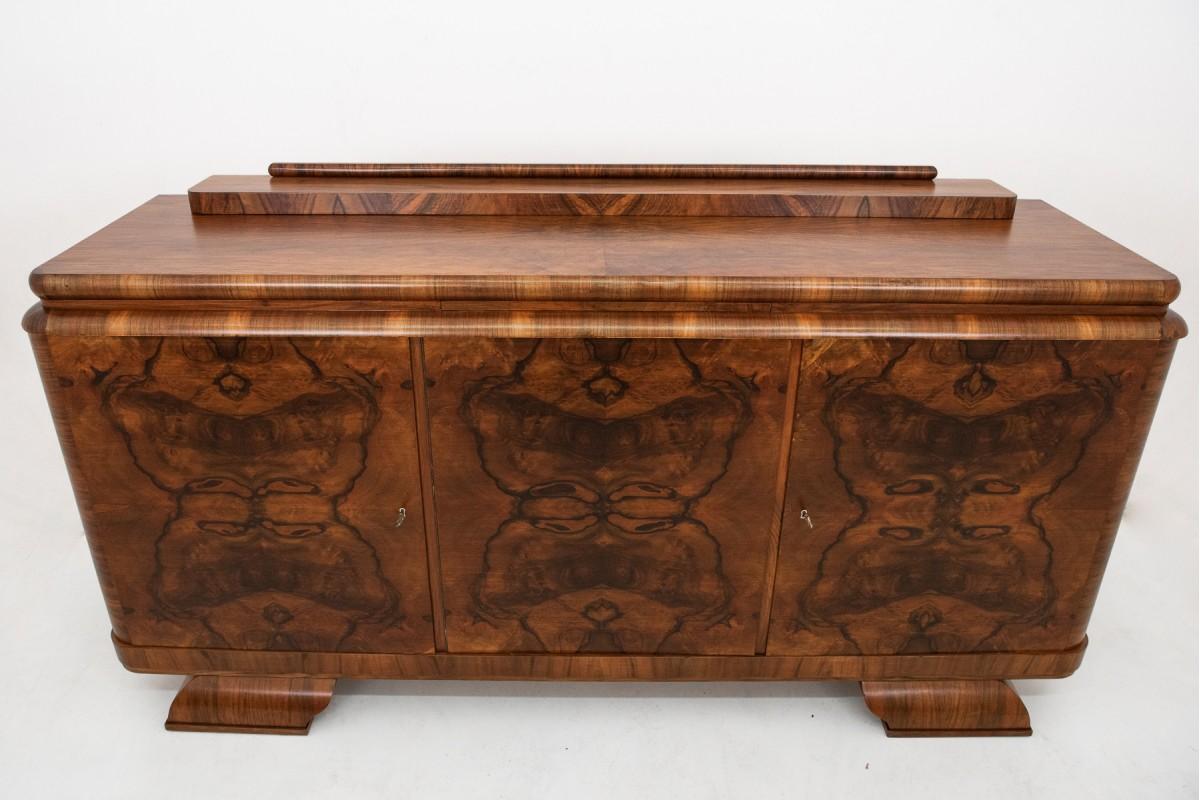 Walnut buffet, Art Deco chest of drawers. For Sale 5