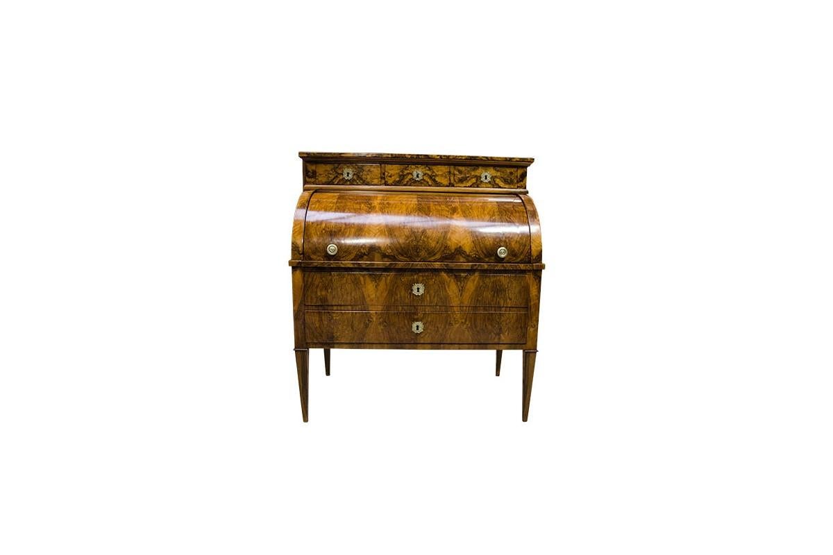 Scrittoio in noce, Francia, 1860 circa.

Ottime condizioni.

Legno: noce

Dimensioni: altezza 130 cm larghezza 120 cm profondità 65 cm