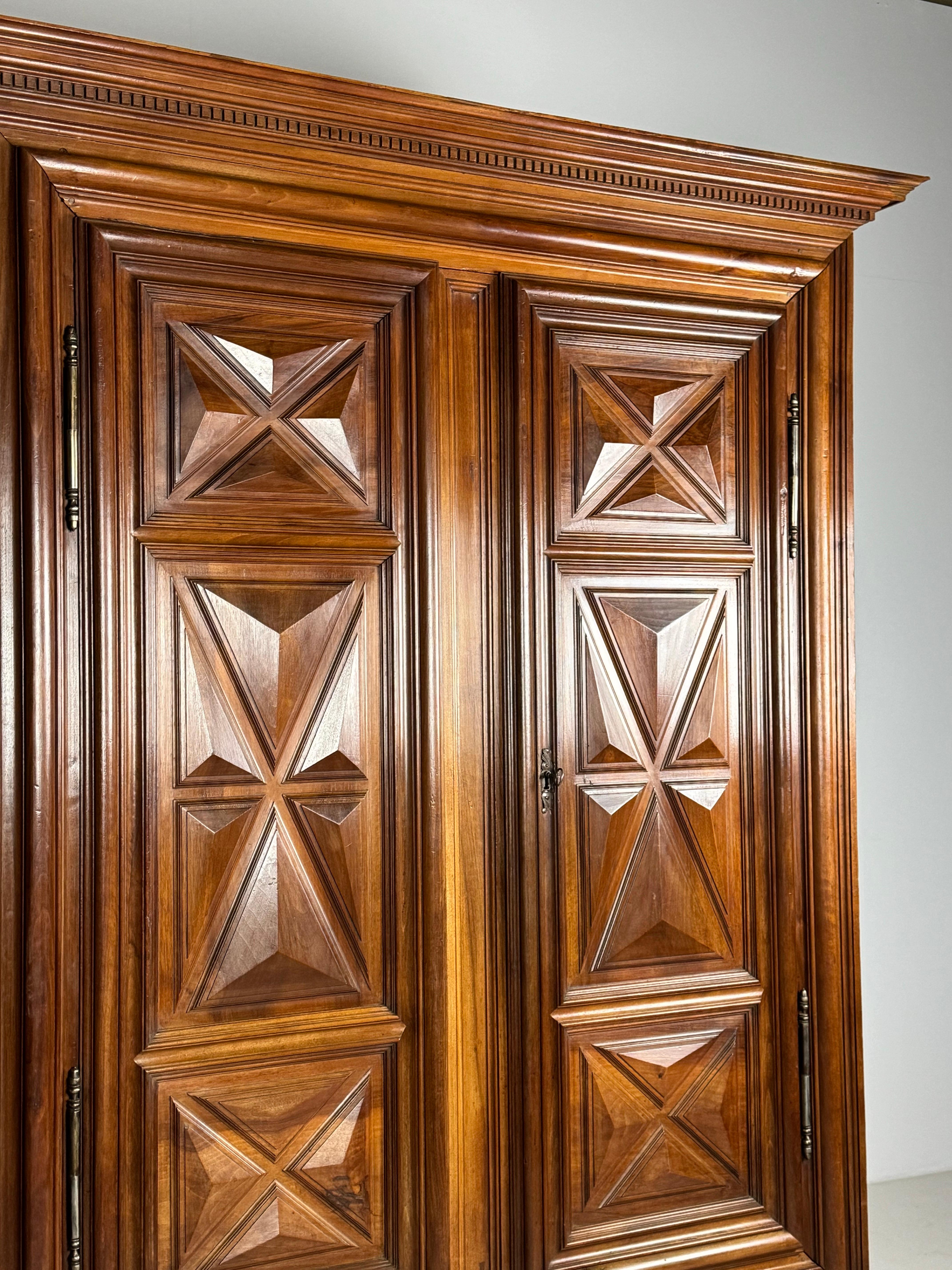 Armadietto in noce borgogna del 1700 ca. 1700 in vendita 5