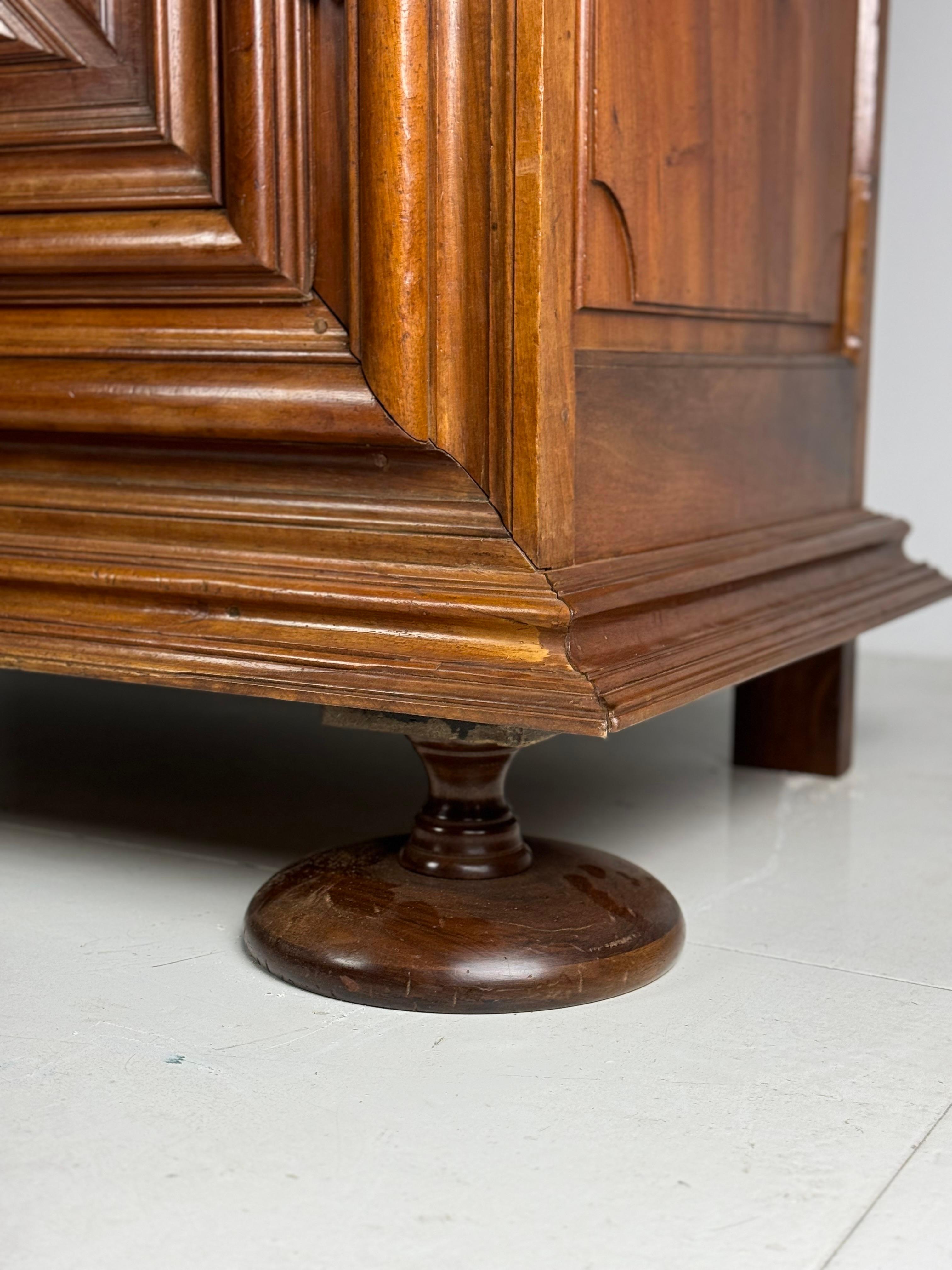 Armadietto in noce borgogna del 1700 ca. 1700 in vendita 6