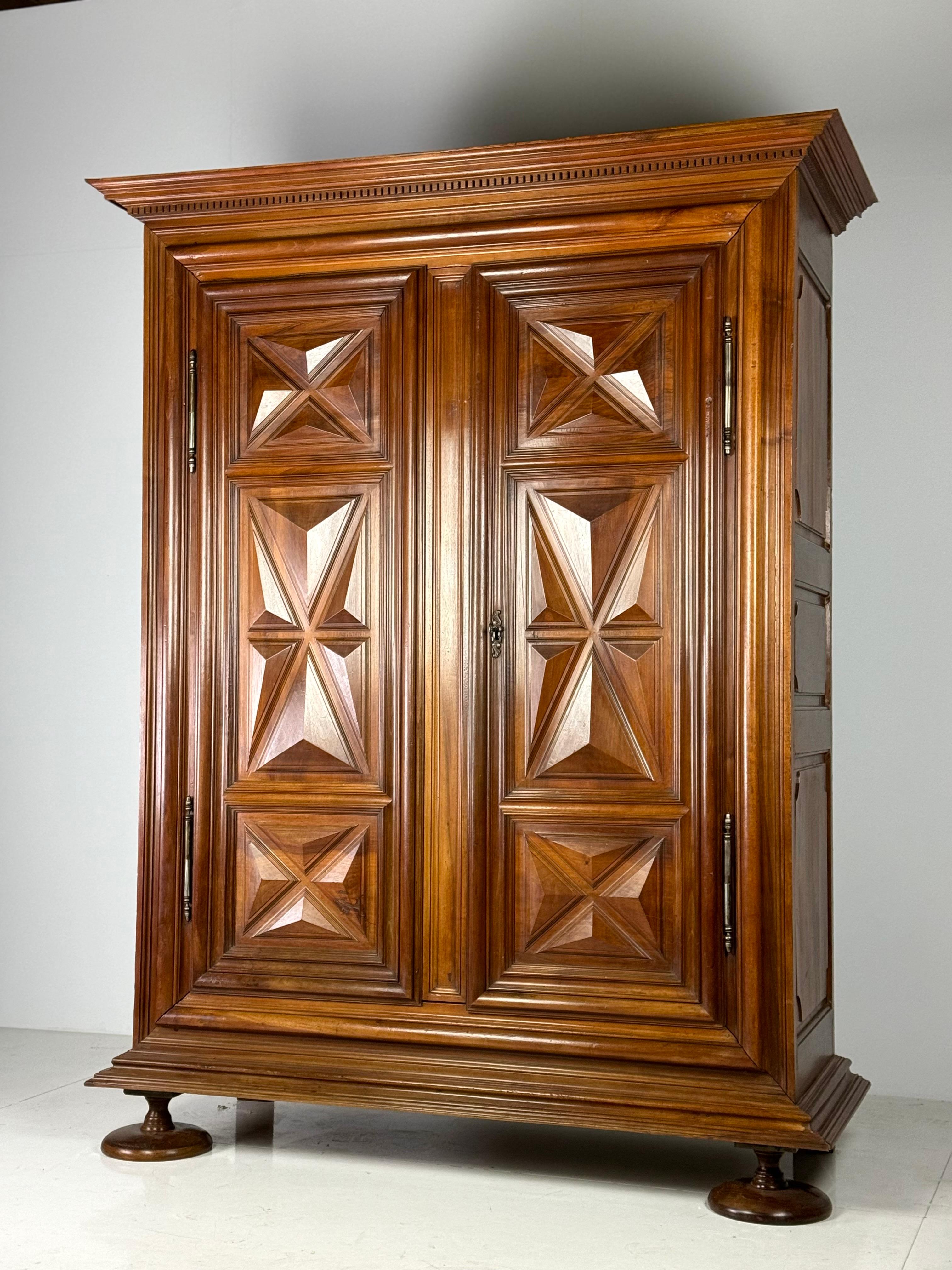 Armadietto in noce borgogna del 1700 ca. 1700 in vendita 8