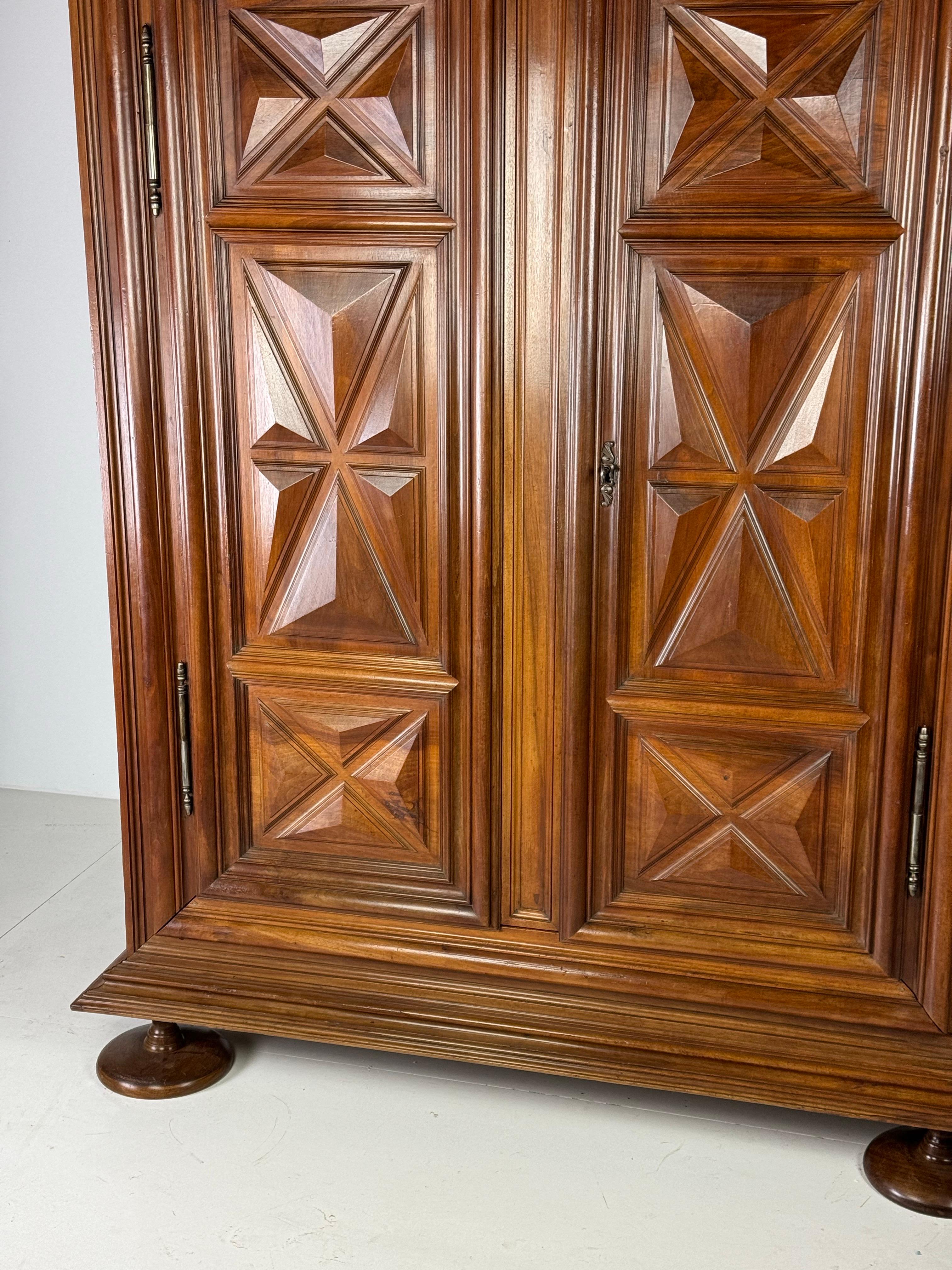 Armadietto in noce borgogna del 1700 ca. 1700 in vendita 9