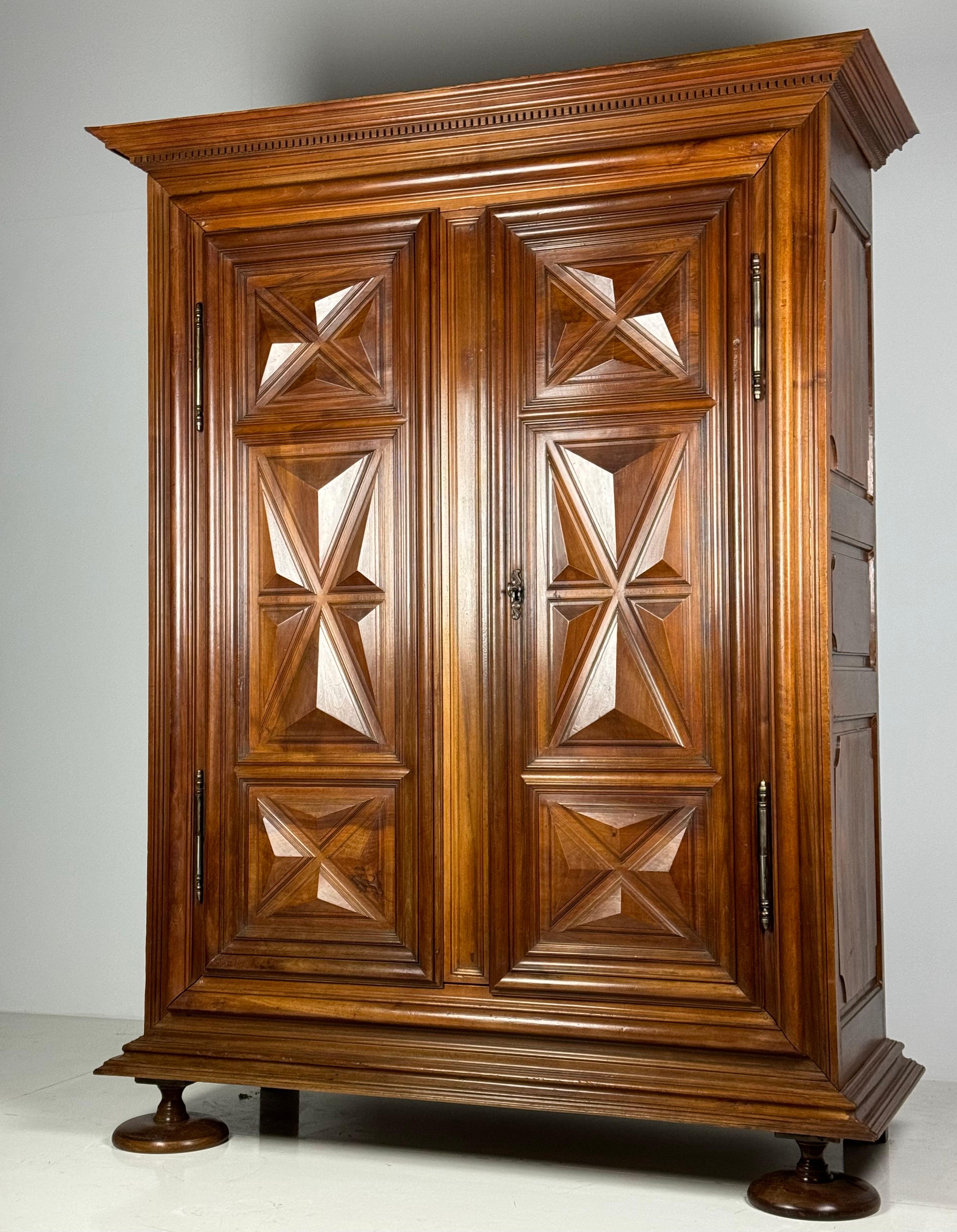 Armadietto in noce borgogna del 1700 ca. 1700 in vendita 10