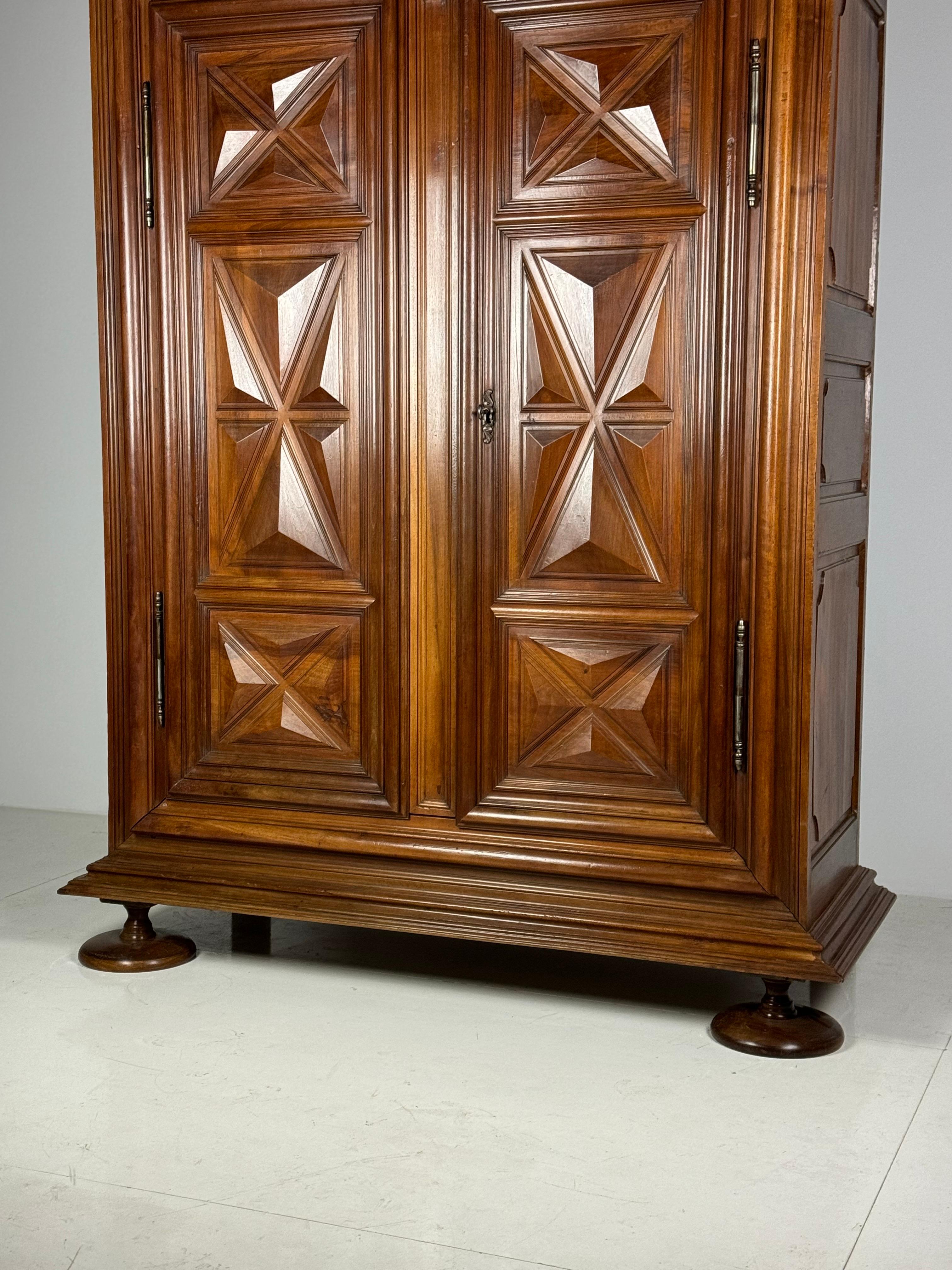 Armadietto in noce borgogna del 1700 ca. 1700 in vendita 11