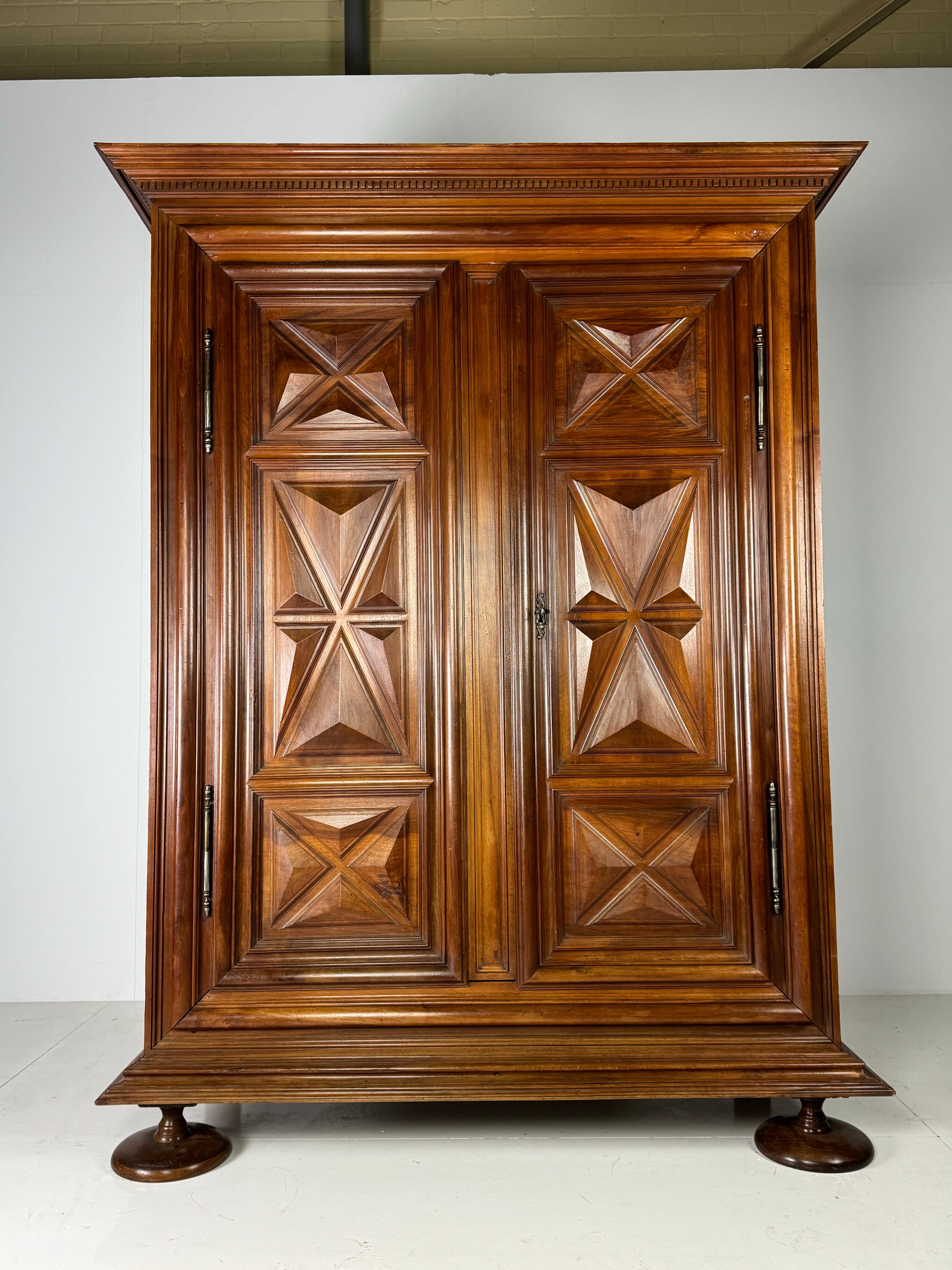 Armadietto in noce borgogna del 1700 ca. 1700 in vendita 12